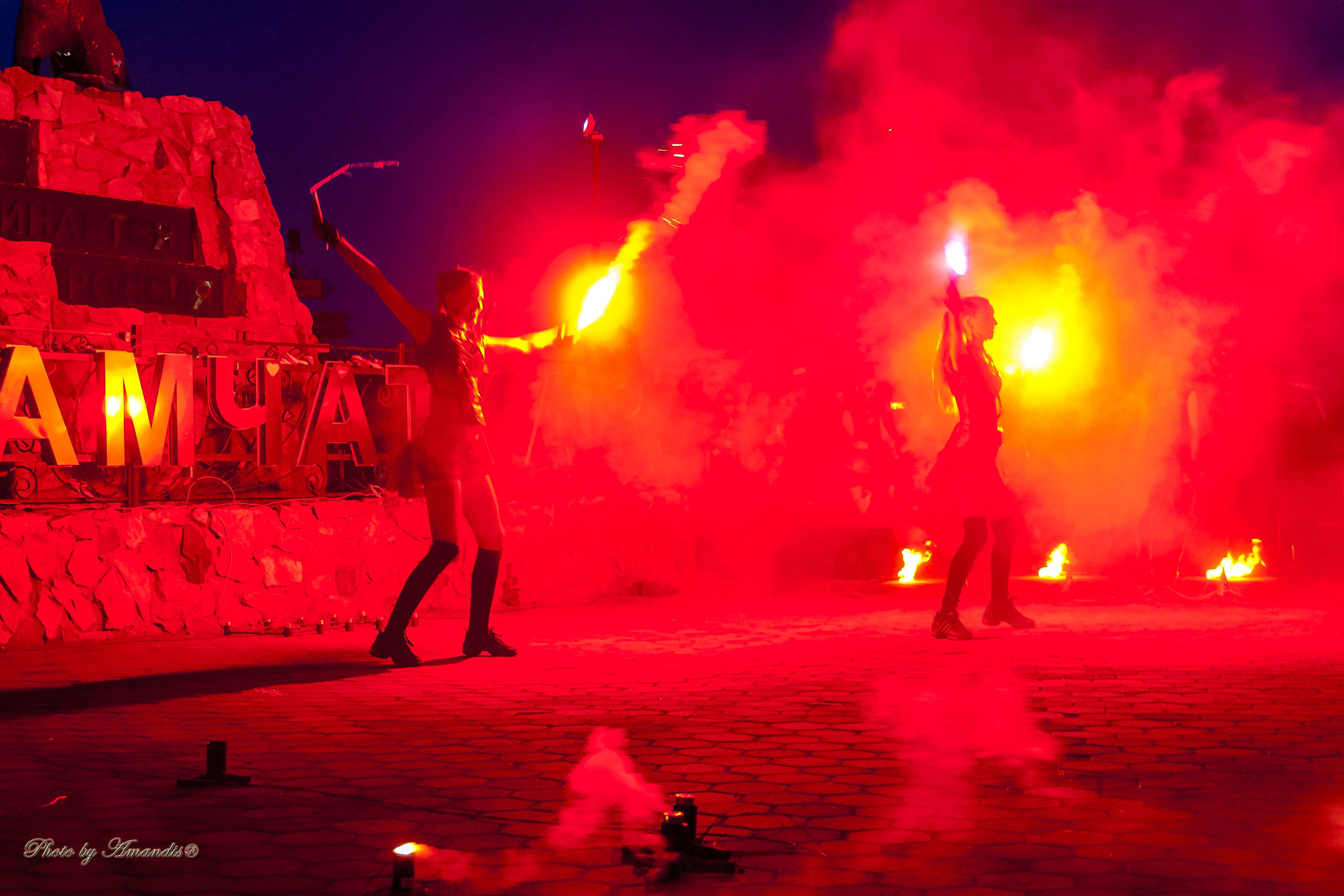 Огненное шоу у памятника «Здесь начинается Россия». Камчатка. Май 2017. Репортажная съемка в Москве и области. Анималистика
