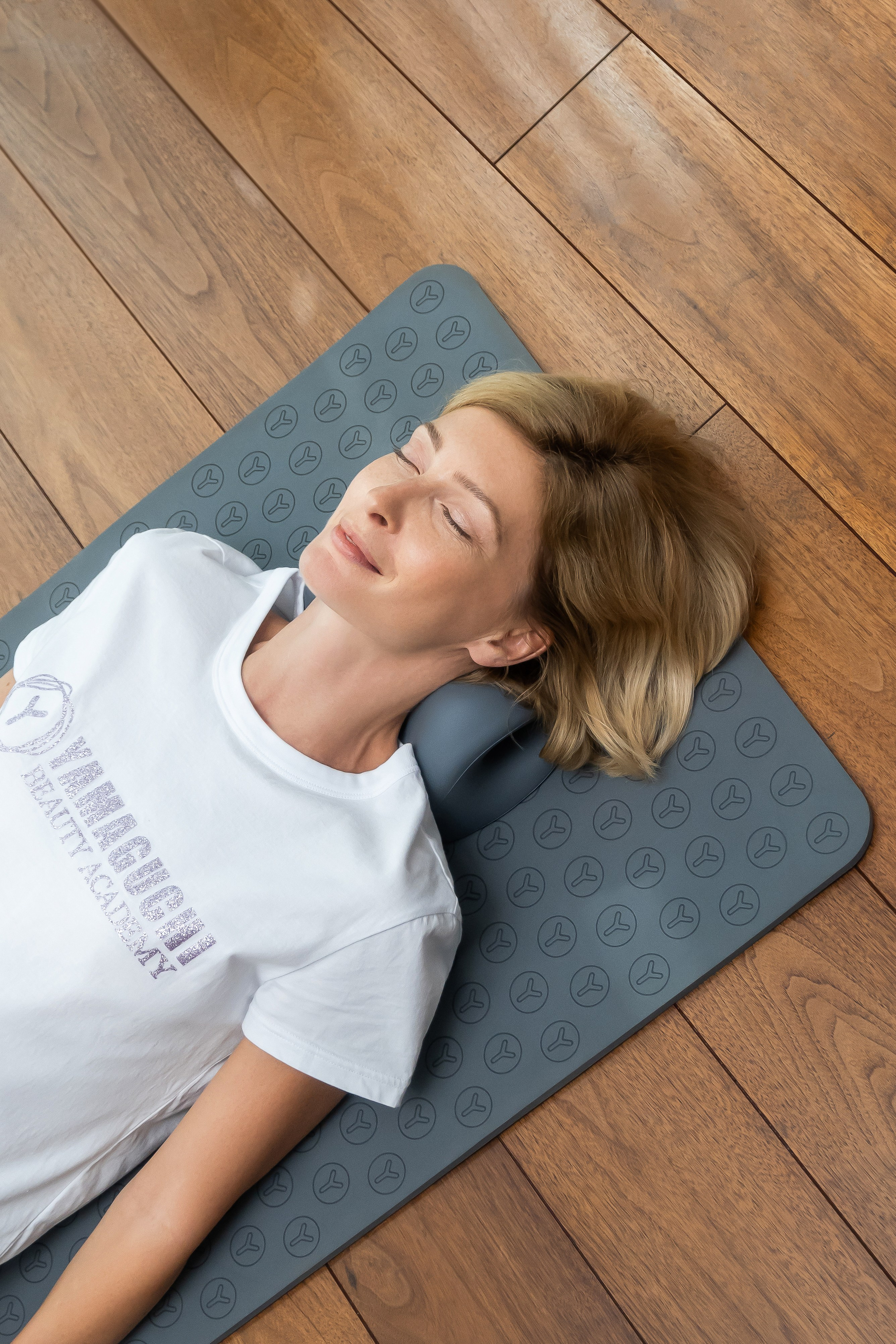 Съемка модели и товара с искусственным светом