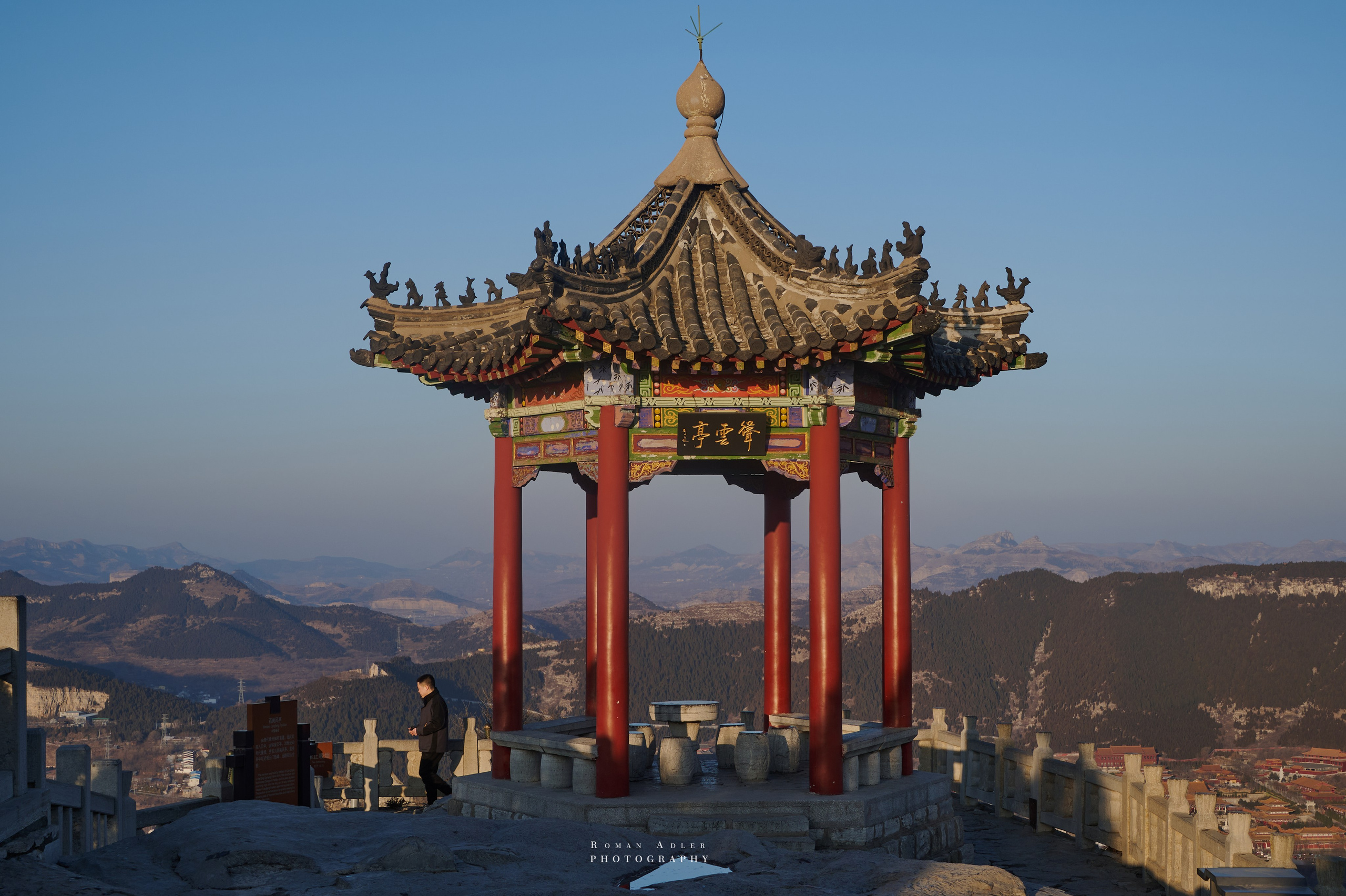 Рассвет на храмовой горе Юнмень. Цинчжоу. Фотограф Роман Адлер