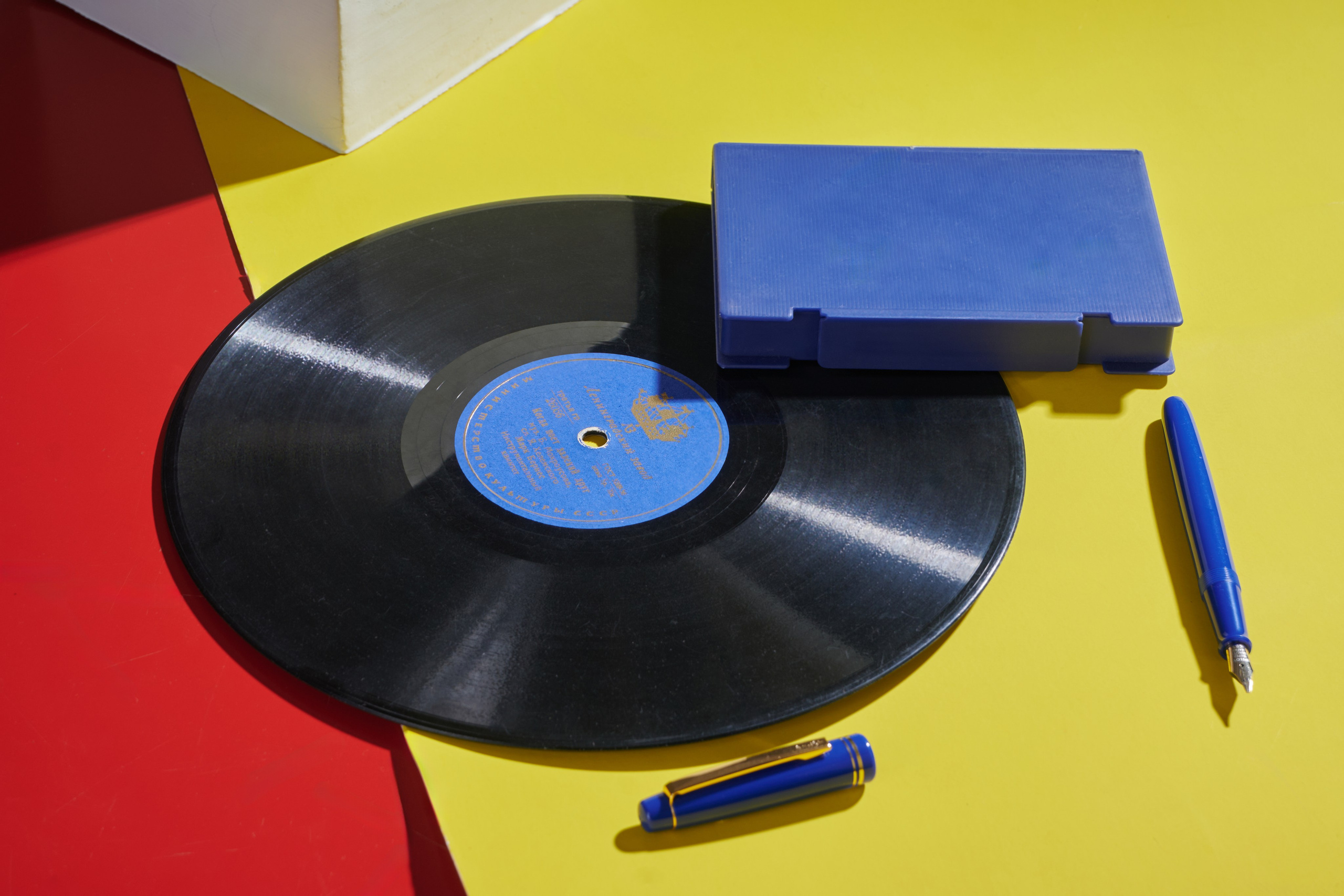 Натюрморт, вдохновлённый эстетикой Баухауса: строгие геометрические формы, контраст света и тени, минимализм и утончённая визуальная гармония. Фотограф: Ожерельев Лев