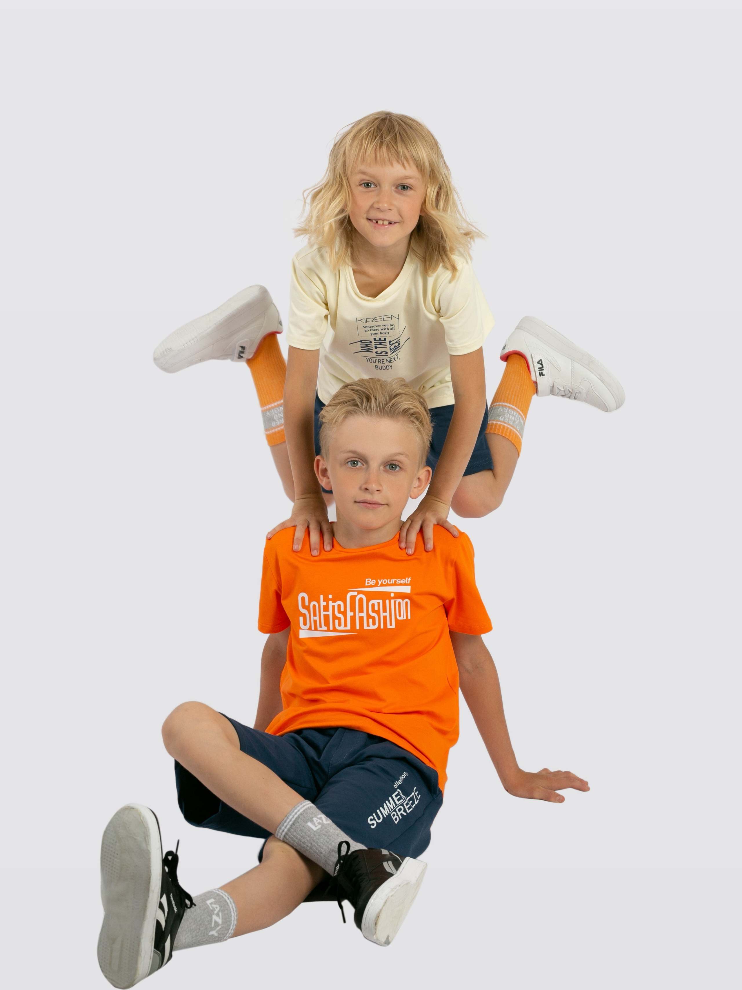 Детская одежда на белом фоне с тенями. Предметная, рекламная фотосъёмка в Орле. Предметный фотограф в Орле