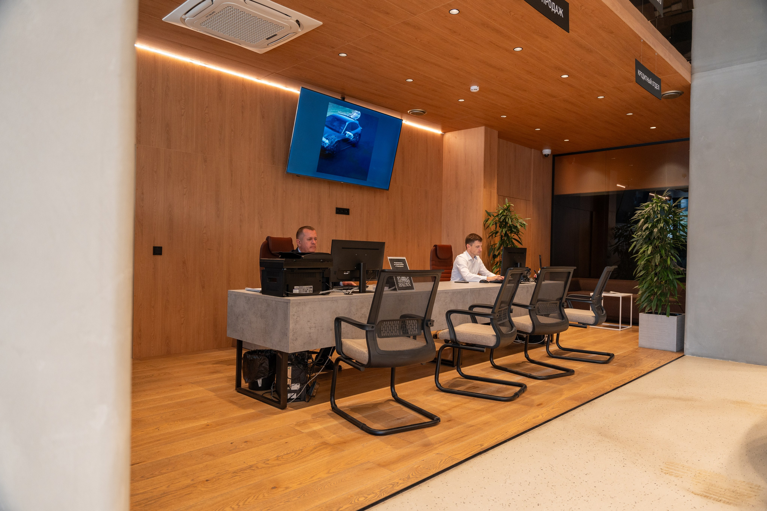 Интерьерная фотосъемка автосалона Elrus в Краснодаре. Zeekr, LiXiang Профессиональная фотосъемка интерьера премиум-автосалона в Краснодаре. Шедевры для Вас! Фотограф и Видеограф в Краснодаре Пахиев Руслан