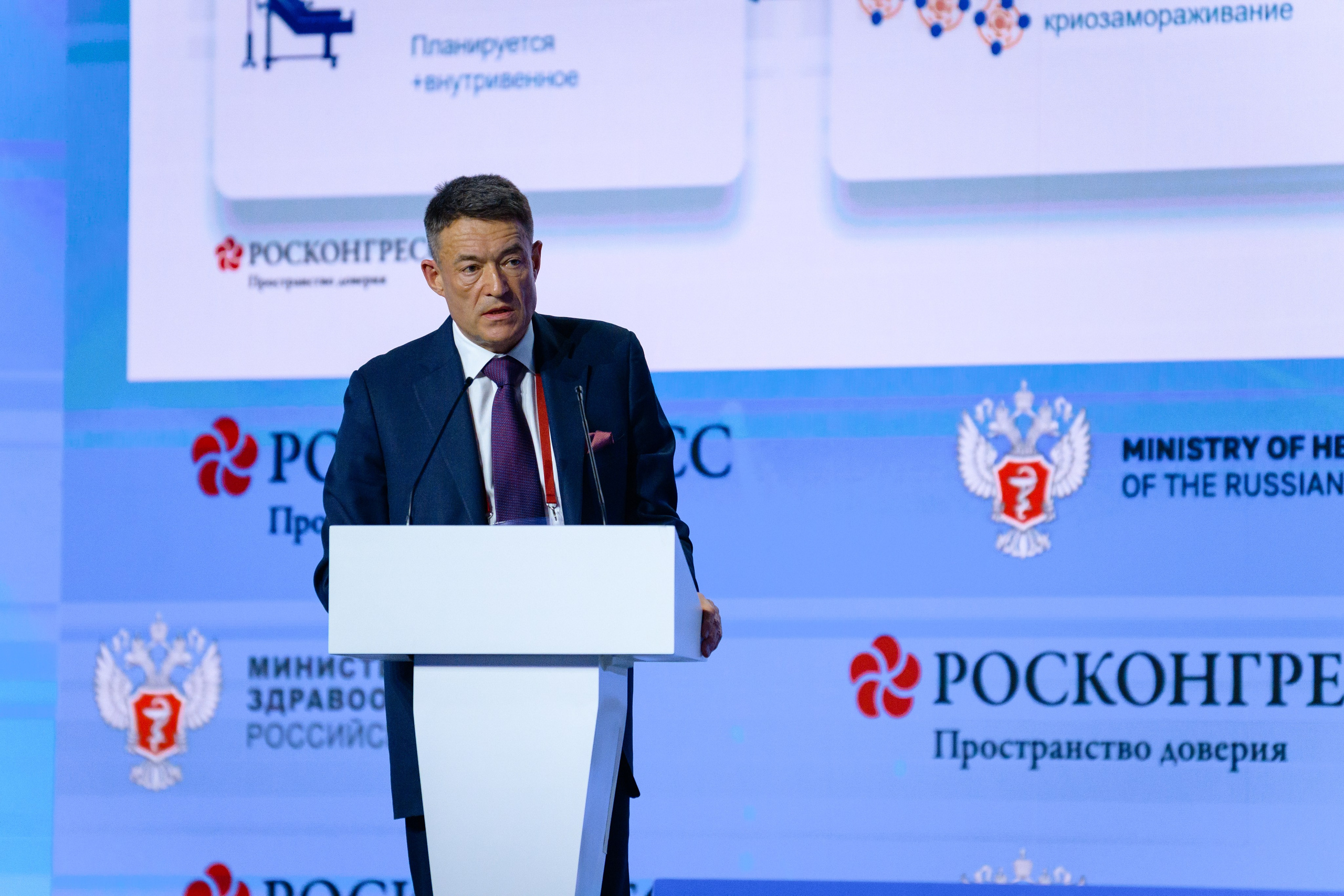 Выставки: Фотография с выставки, на которой посетители изучают представленные экспонаты. Скворцова Вероника. Татьяна Голикова. Михаил Мурашко. Единая Россия. Дума. Министр Здравоохранения. ФМБА. Правительство России. Фотография с форума, на которой участники активно участвуют в дискуссии.