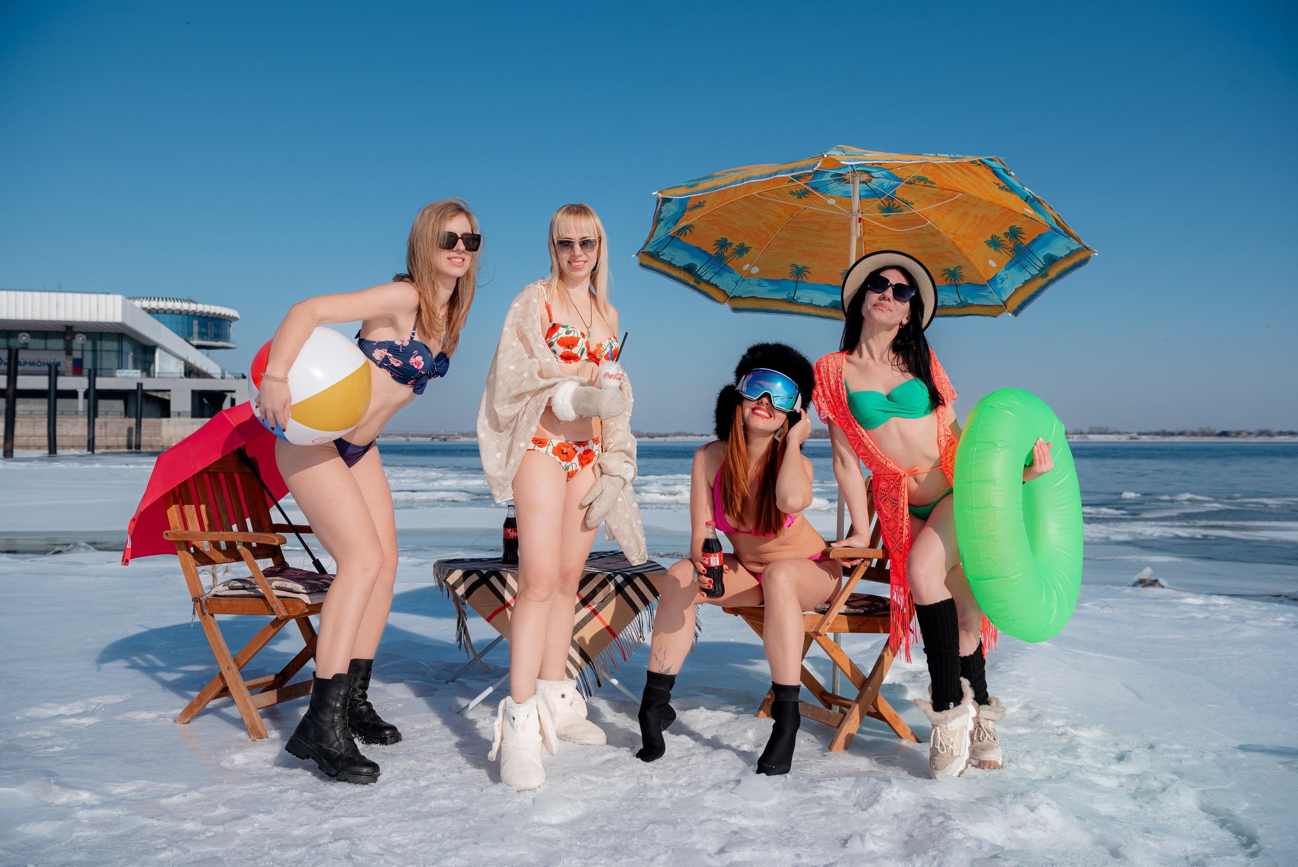 Моржи на Волге. Девушки в купальниках на снегу. Волгоград. Фотограф в Волгограде и Волжском Александр Горбань