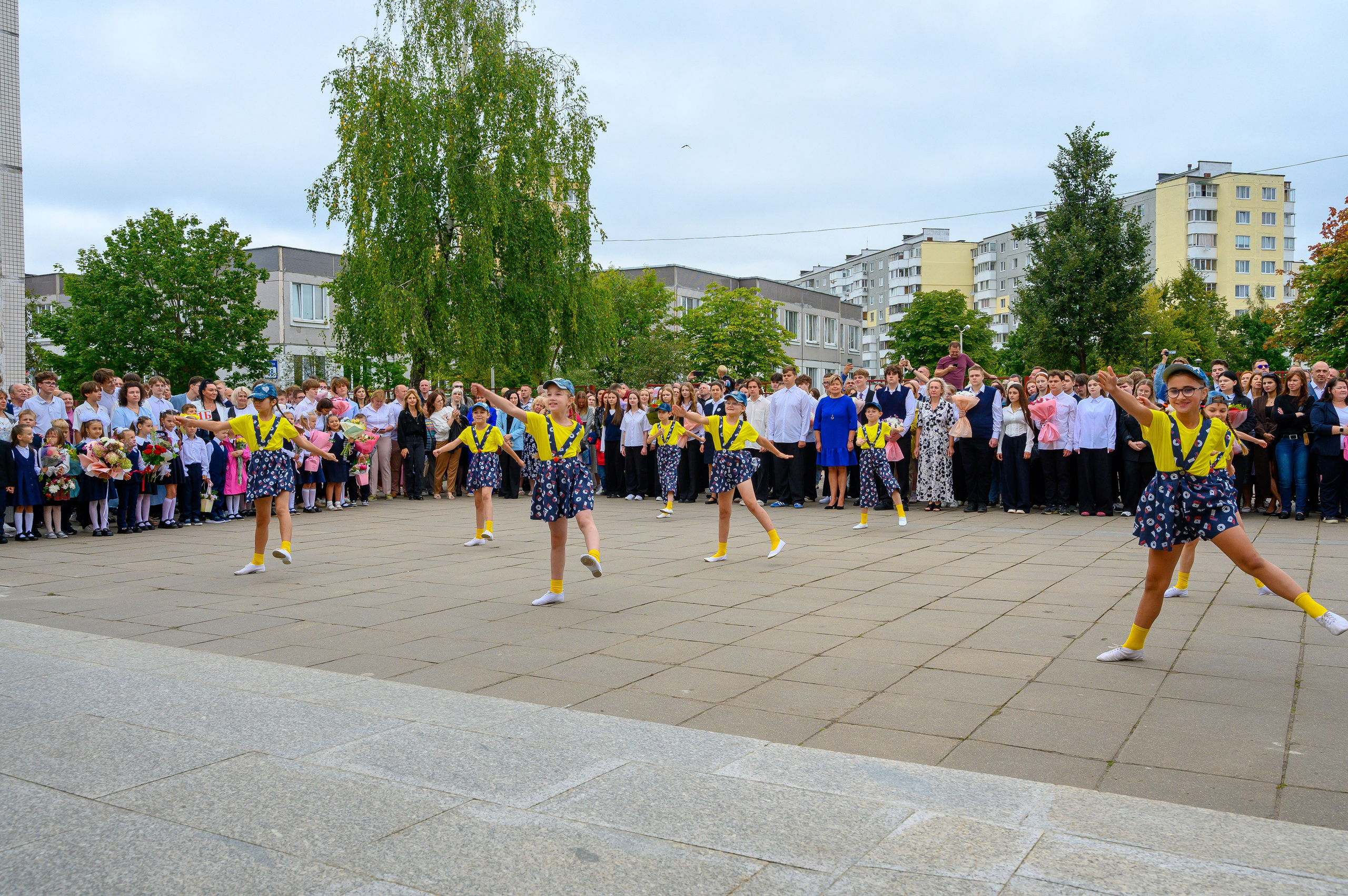 Вот звучит первый звонок, перед этим долгое приготовление к новому этапу в жизни, Яромир идет в школу. Фотоуслуги, услуги фотографа, фотографирование важных событий