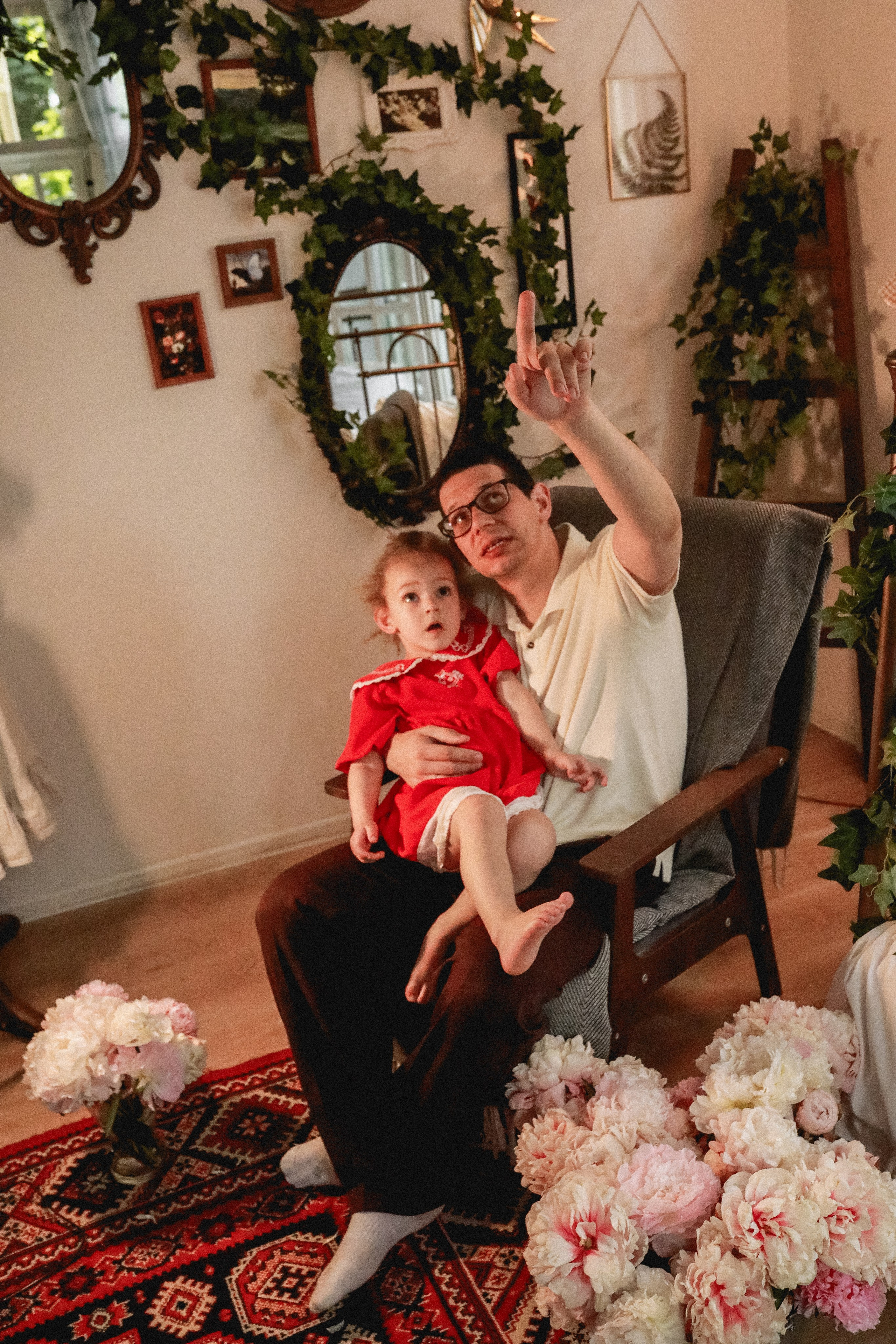 Пионы на балконе