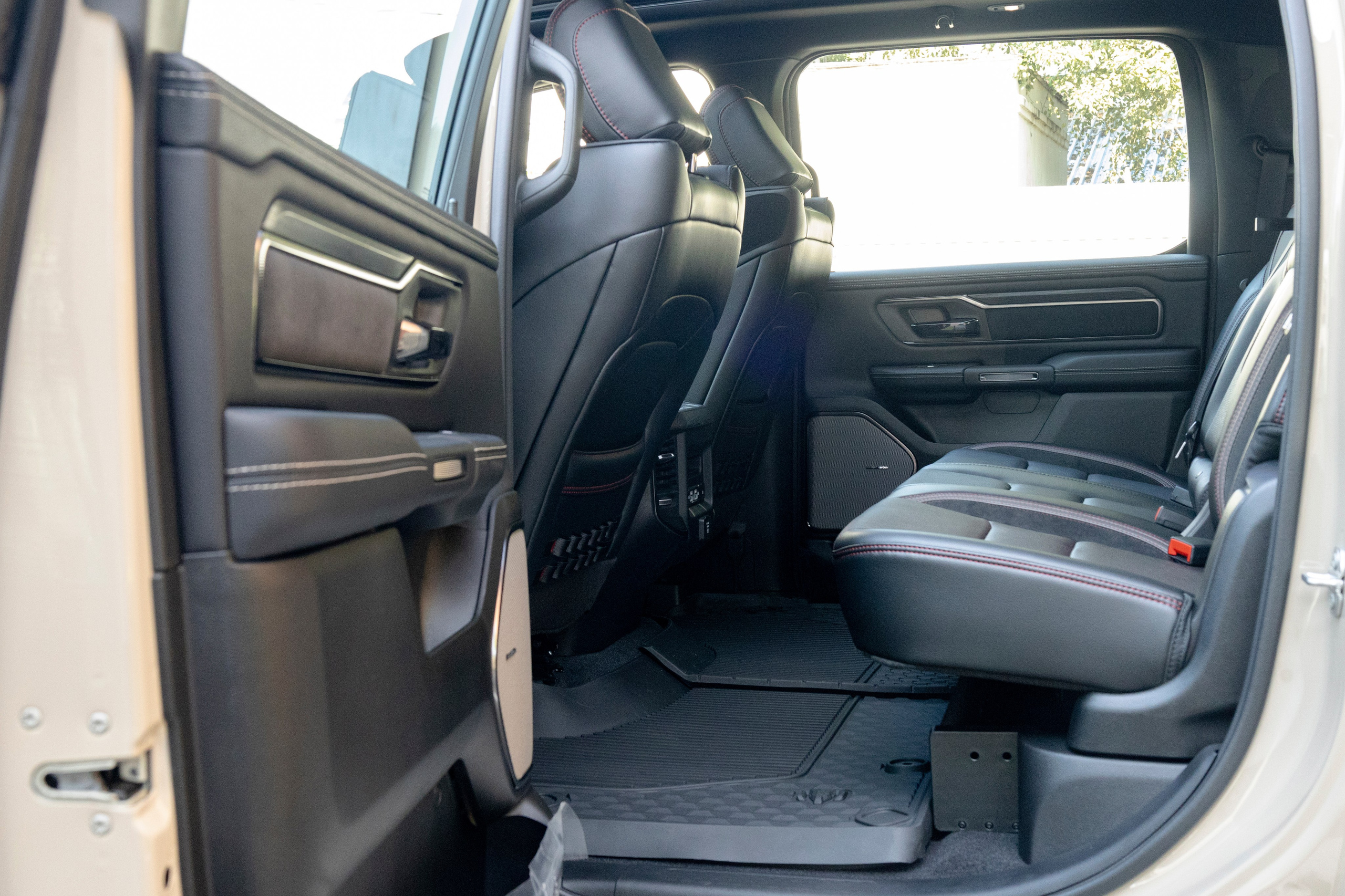 Фотосессия с мотоциклами и автомобилями. Предметный фотограф в Москве и Московской области