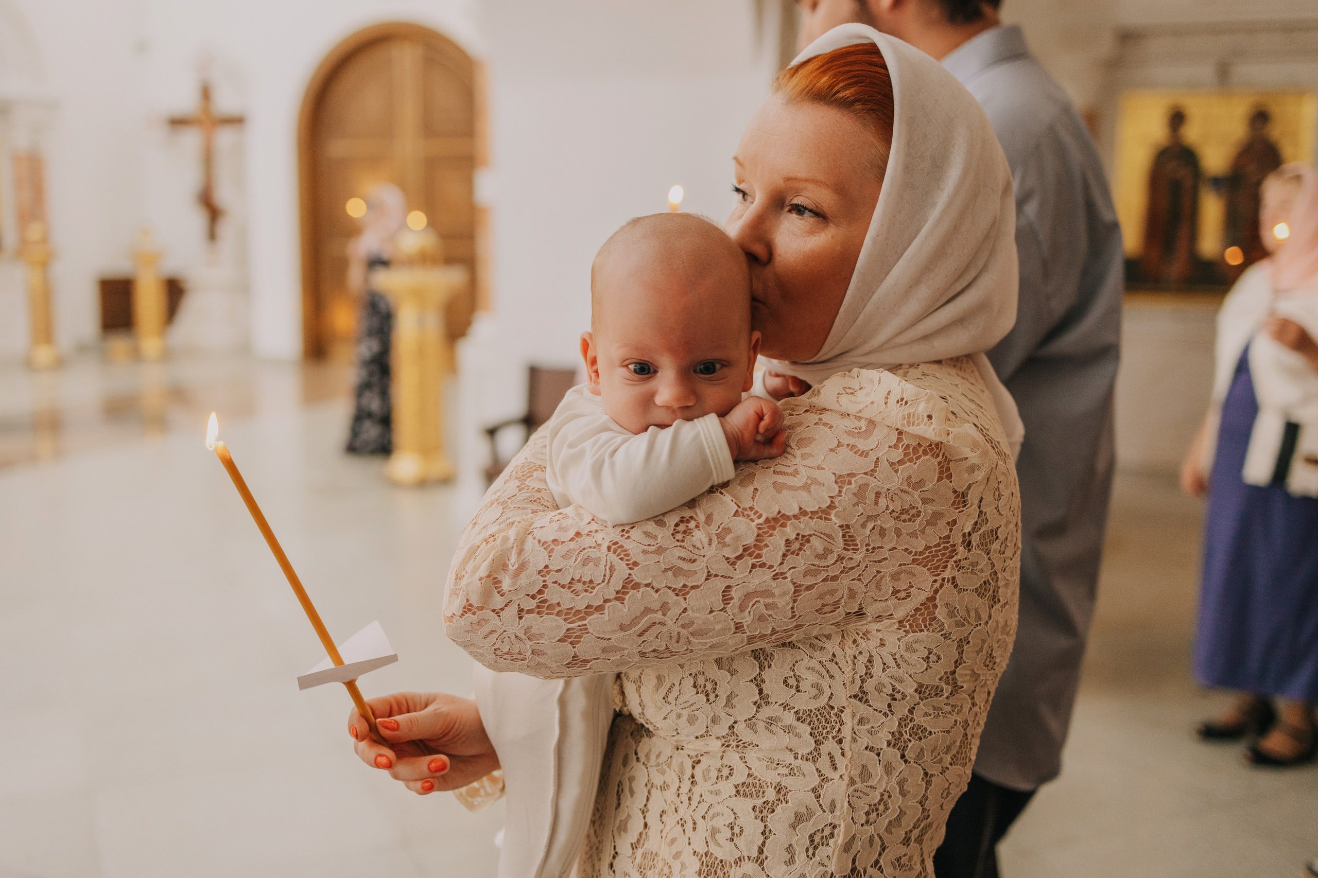 Фотограф на крещение ребенка: Бабушка держит крестильного ангела.