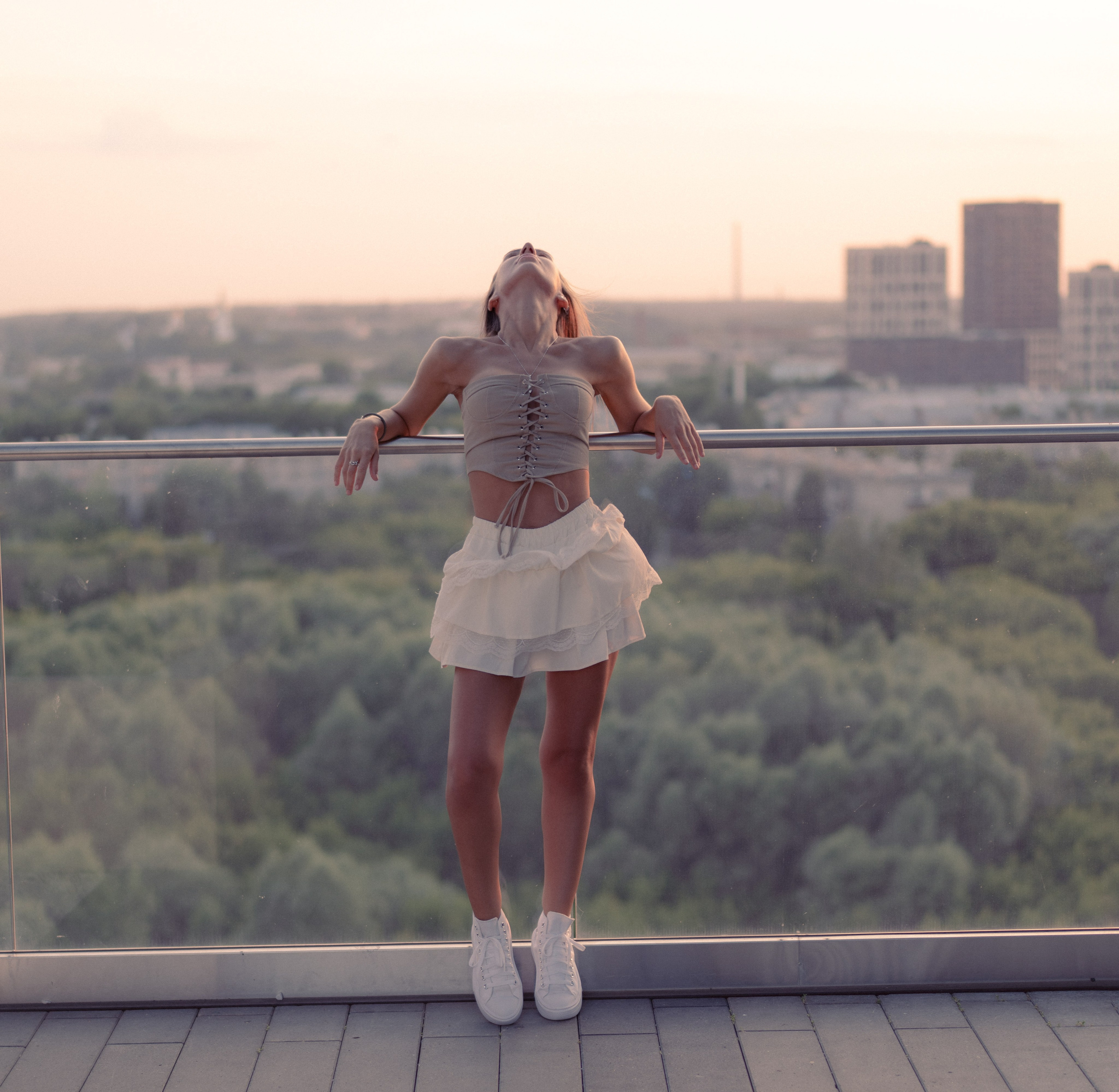 Стильная женская съемка на крыше в городе