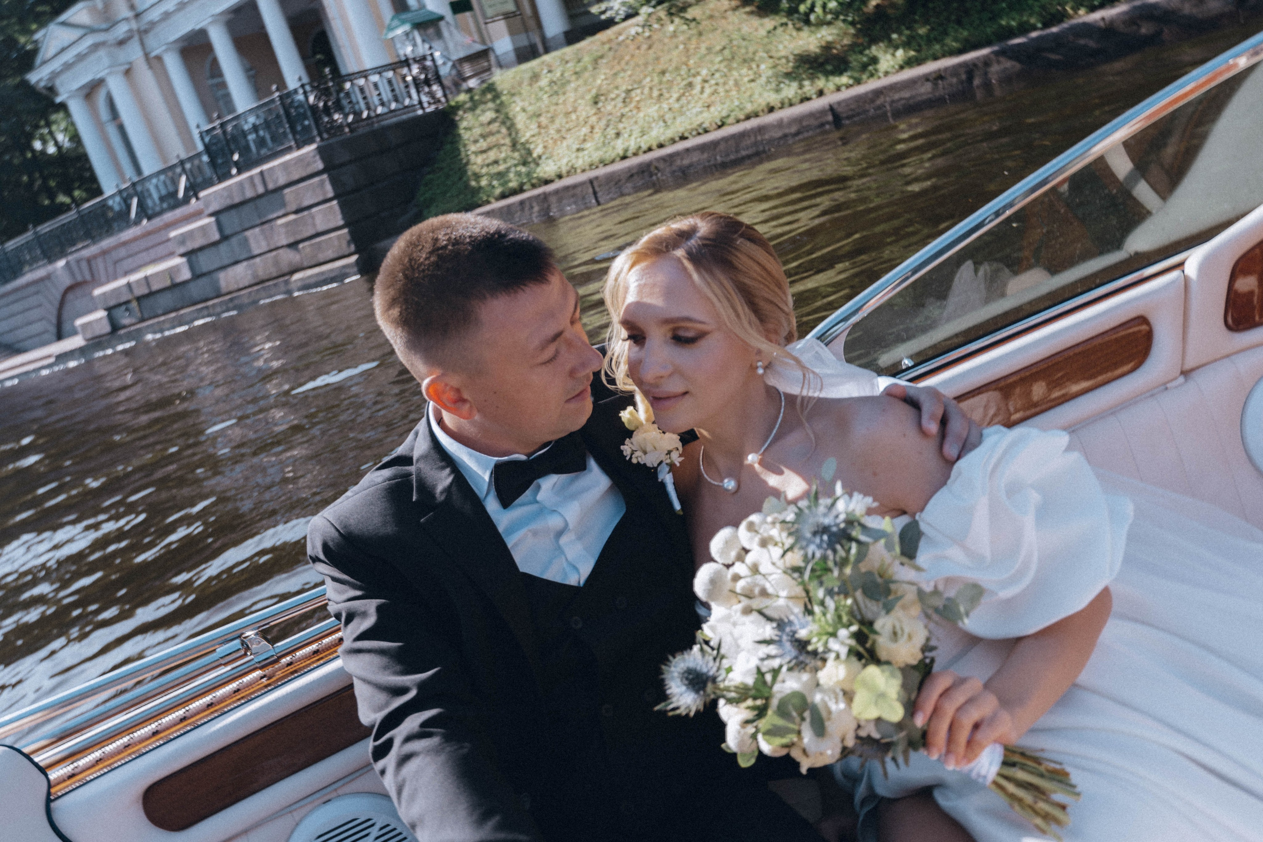 СВАДЕНБНАЯ СЬЕМКА НА КАТЕРЕ ПО КАНАЛАМ САНКТ-ПЕТЕРБУРГА И В АКВАТОРИИ НЕВЫ. Профессиональный фотограф, Санкт-Петербург — Виктория Богомолова