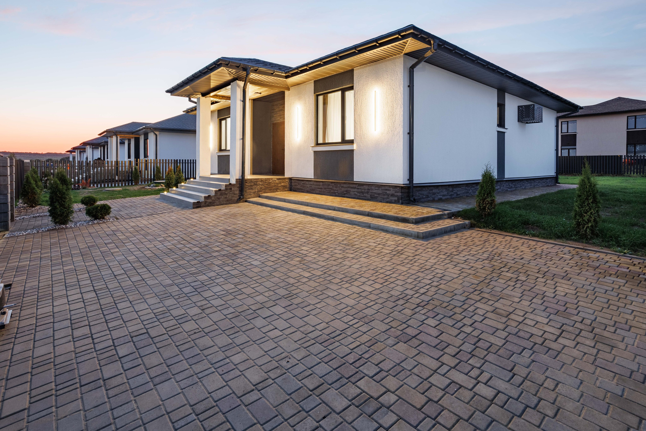 Архитектурные фотографы обладают специальными навыками и знаниями, которые позволяют им создавать качественные изображения зданий и интерьеров. Основные задачи, которые решаются в процессе фотосъемки, включают:Подбор освещения. Профессиональные фотографы используют различные источники света и техники, чтобы подчеркнуть особенности интерьера и экстерьера.Композиция кадра. Правильная компоновка элементов в кадре позволяет создать гармоничные и привлекательные изображения.Использование специализированного оборудования. Профессиональные фотографы применяют камеры и объективы, которые обеспечивают высокое качество изображения и позволяют снимать в сложных условиях.Обработка фотографий. После съемки изображения обрабатываются с использованием программного обеспечения, что позволяет улучшить их качество и сделать более привлекательными для потенциальных клиентов