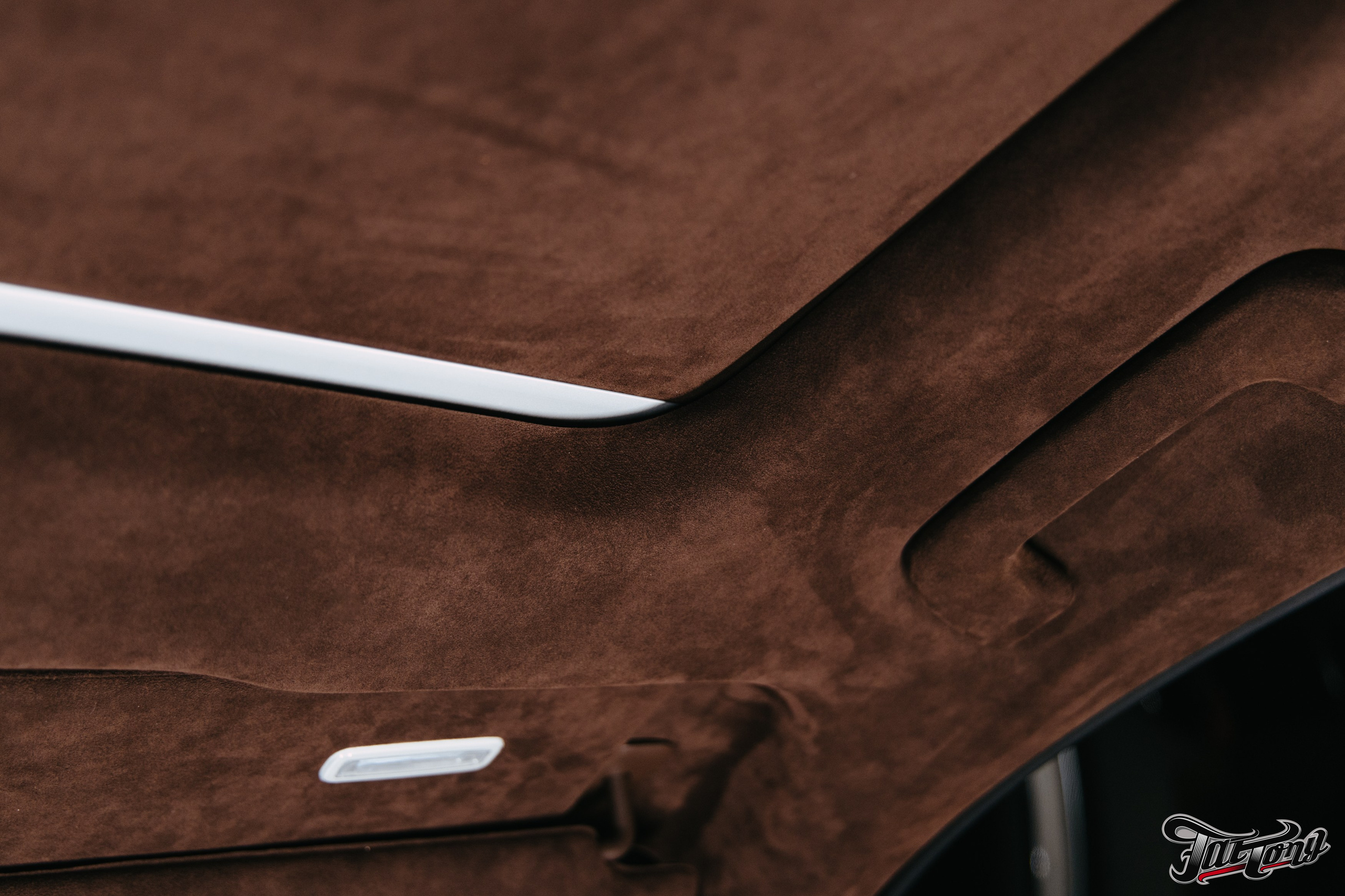 Porsche Сayenne пошив потолка в коричневую алькантару. DeLorein