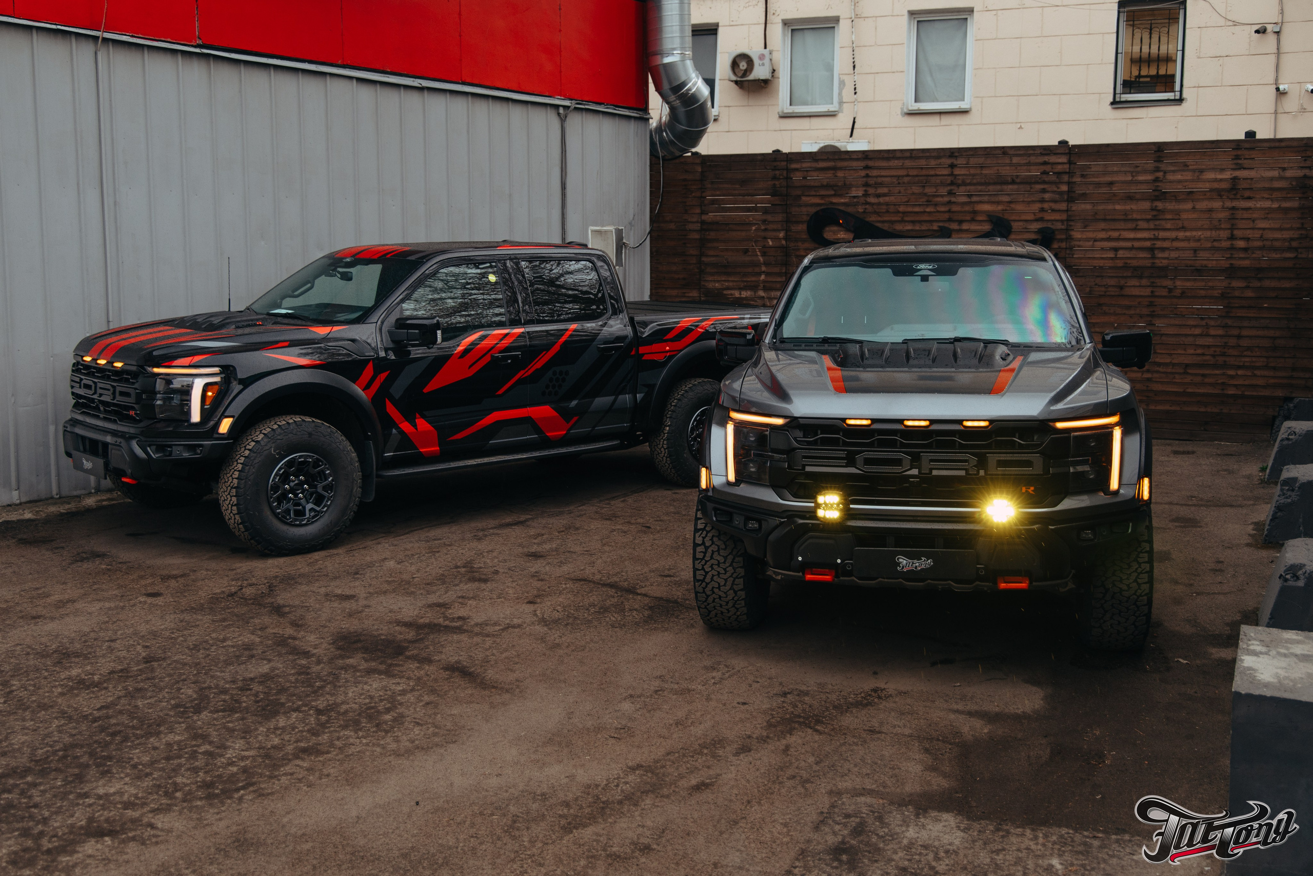 2x Ford Raptor R. DeLorein