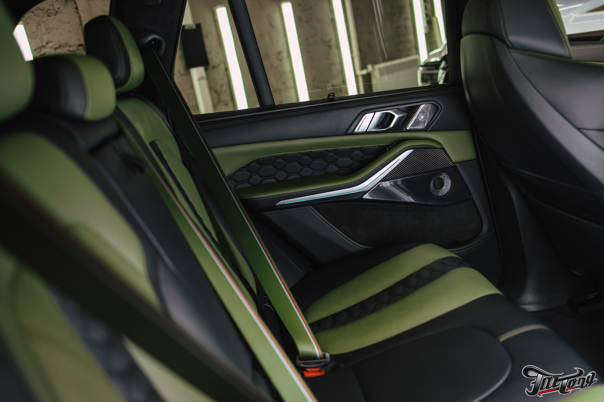 BMW X5M пошив салона в зеленую кожу. DeLorein