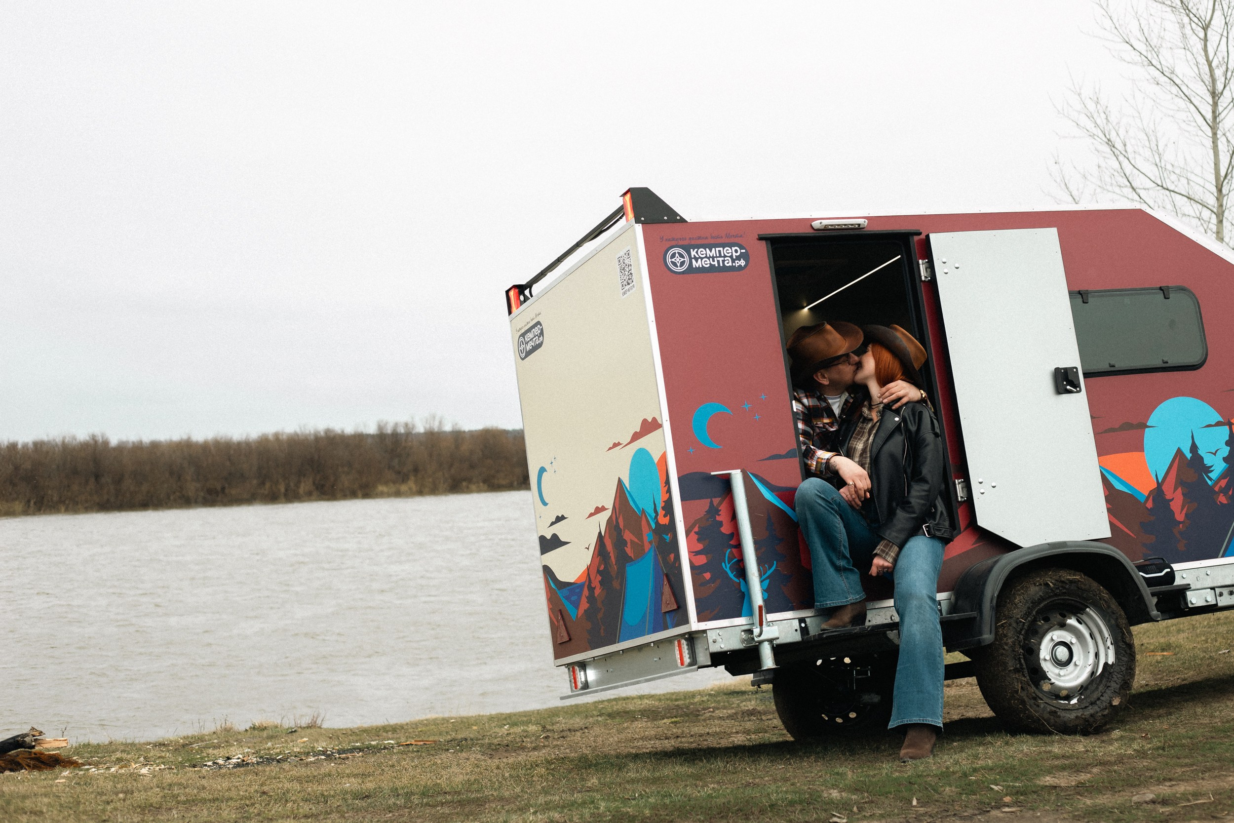 Love story camper. Фотограф в Тюмени Даша Михнова. Портреты, фотопроекты, фотодни