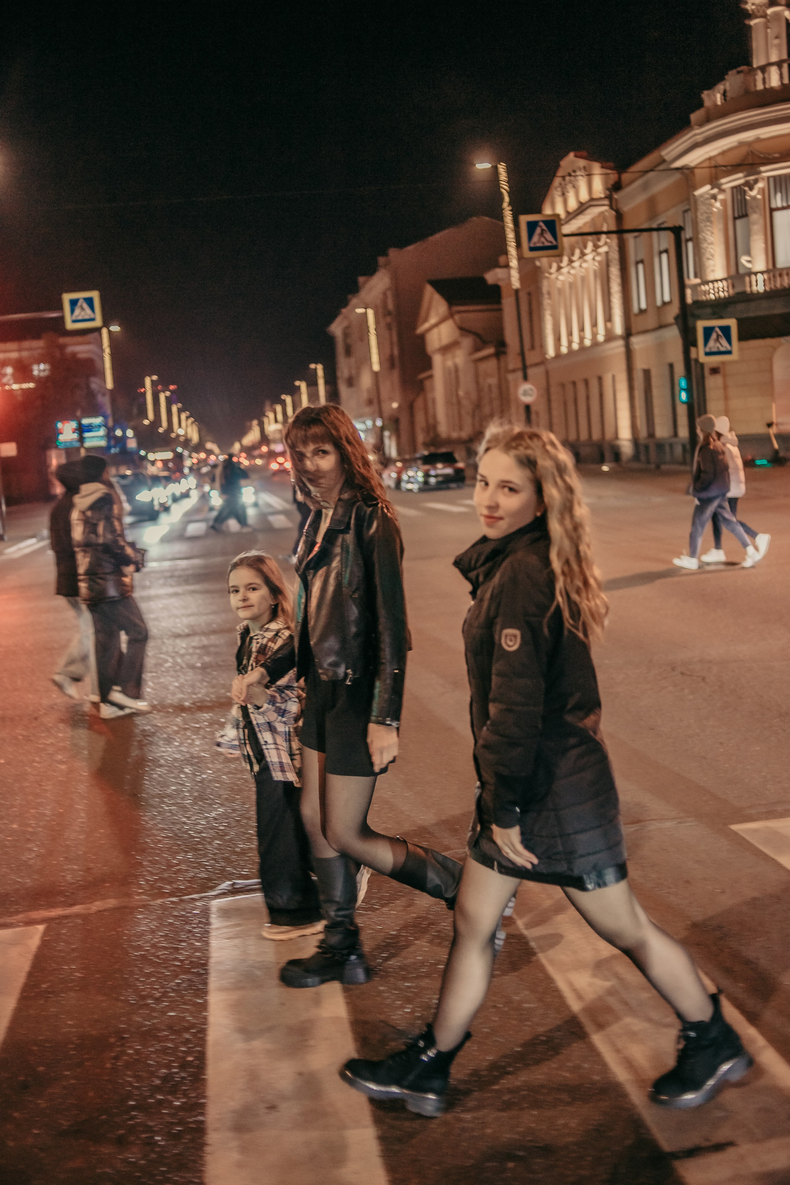 Ирина, Яна, Лера. Вечерняя прогулка. Фотограф Регина Крикунова г. Красноярск