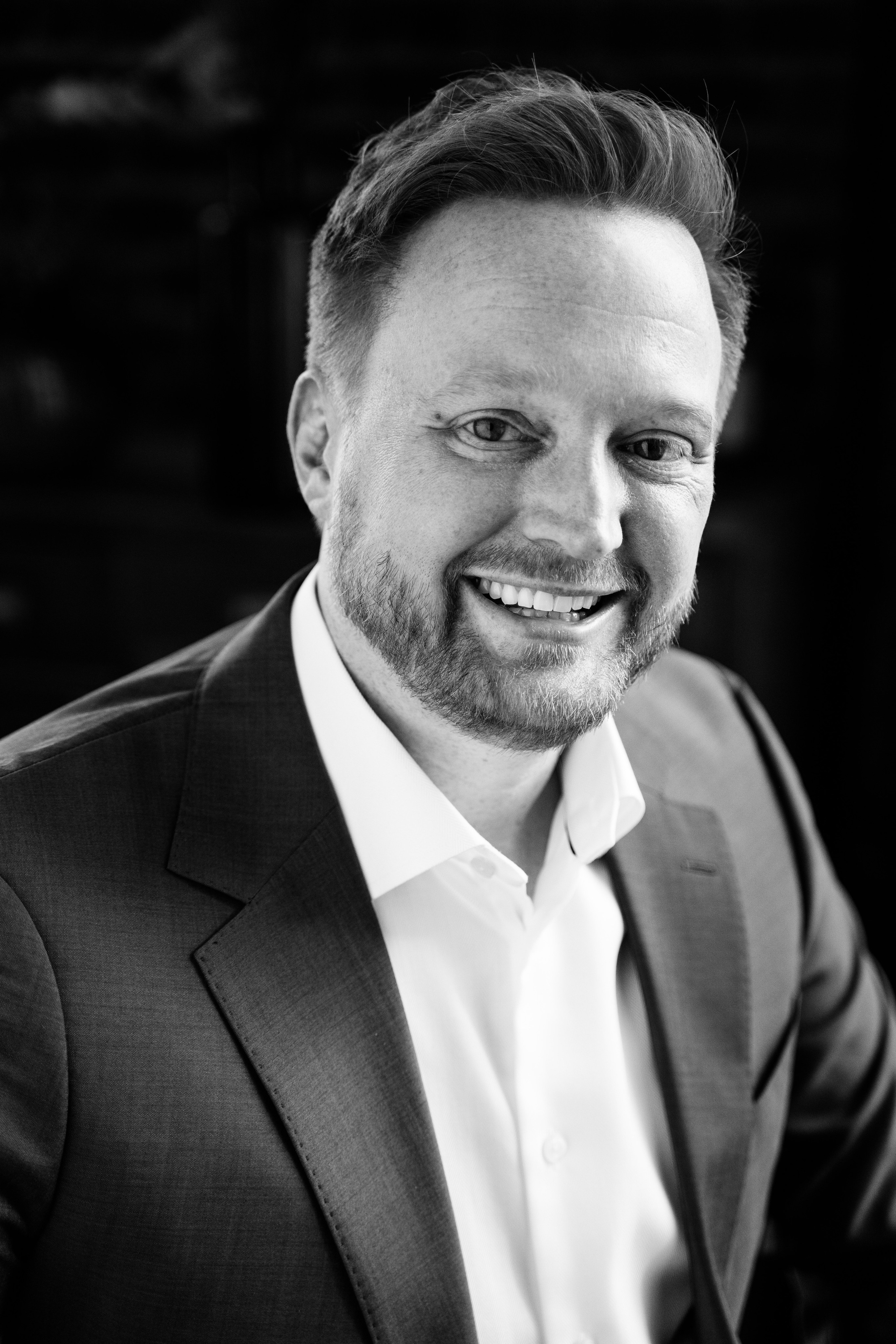 Мужской портрет с лёгкой полуулыбкой — деловая фотосессия в Москве.