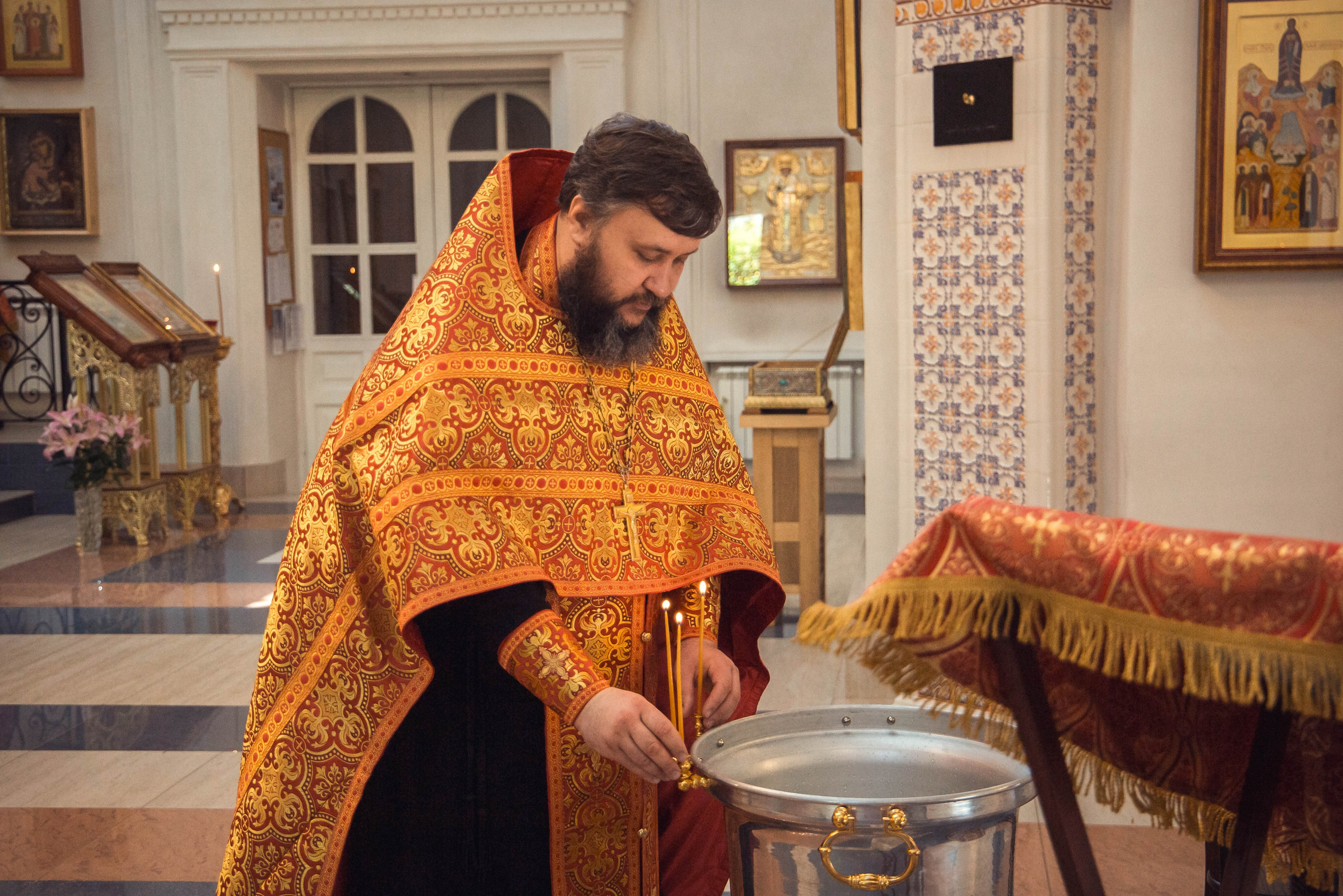 Батюшка Калужской церкви. 