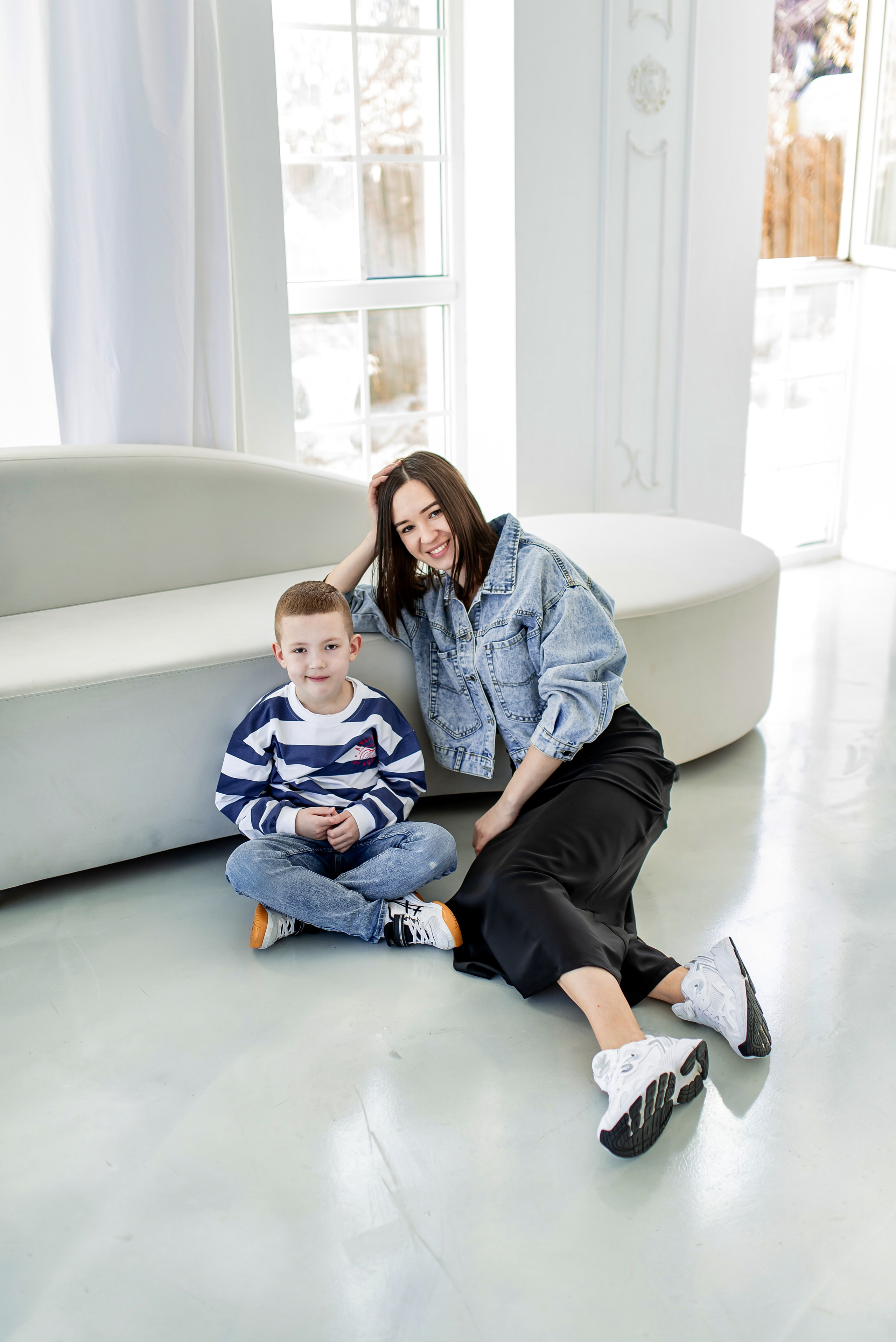 Мама с сыном в фотостудии