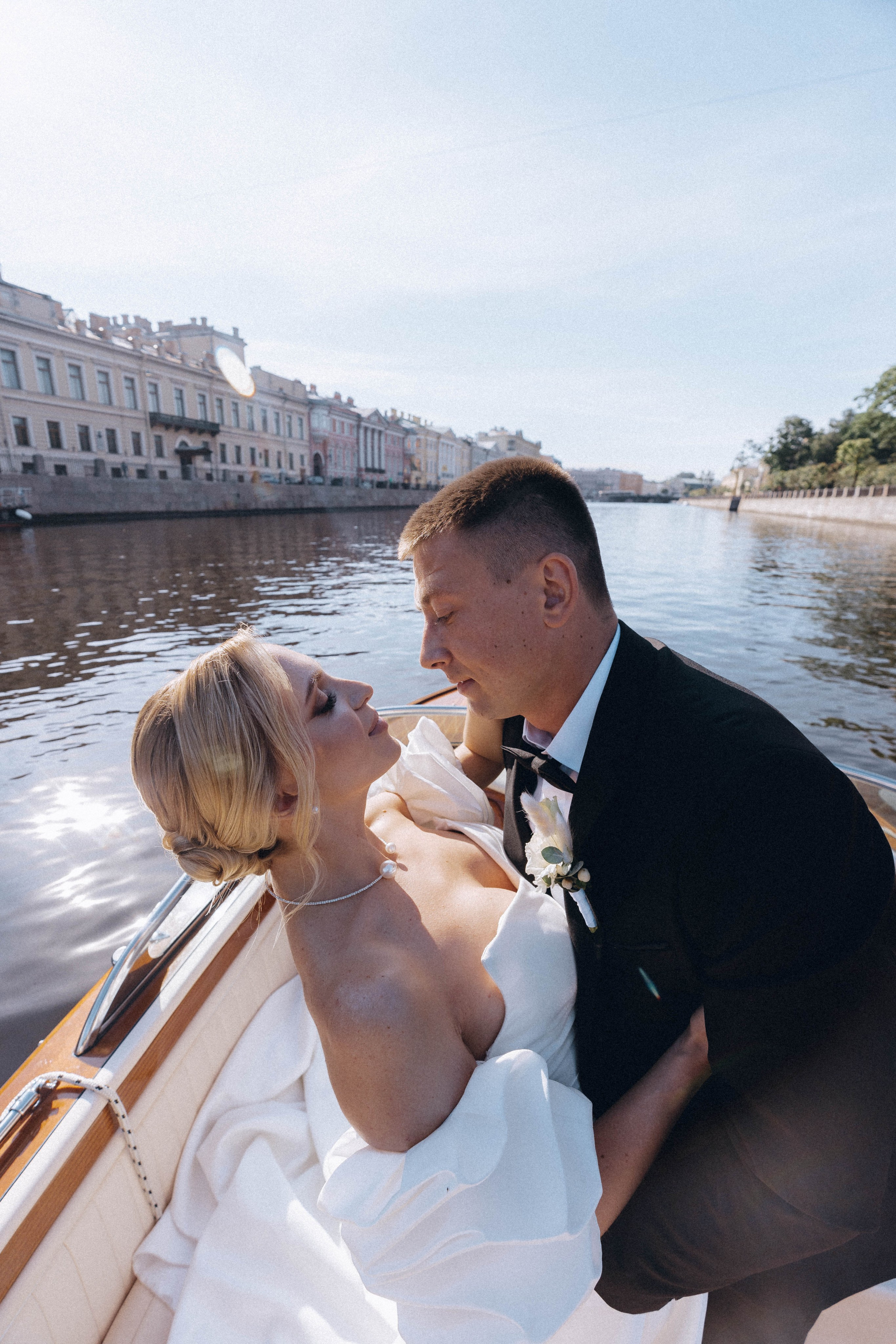 СВАДЕНБНАЯ СЬЕМКА НА КАТЕРЕ ПО КАНАЛАМ САНКТ-ПЕТЕРБУРГА И В АКВАТОРИИ НЕВЫ. Профессиональный фотограф, Санкт-Петербург — Виктория Богомолова