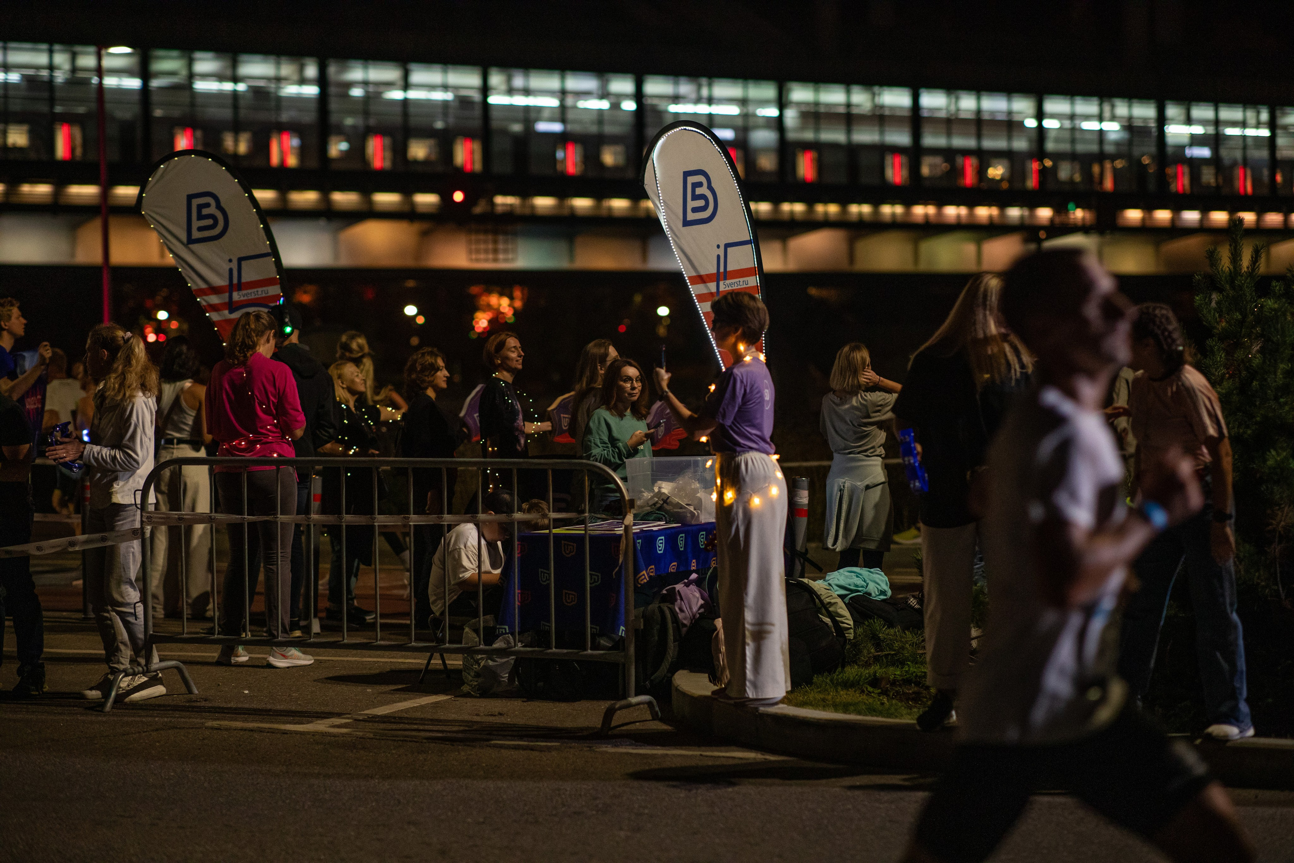 Ночной забег в ленте фотографий бегунов 03.08.24. Фотограф Сергей Ловкий