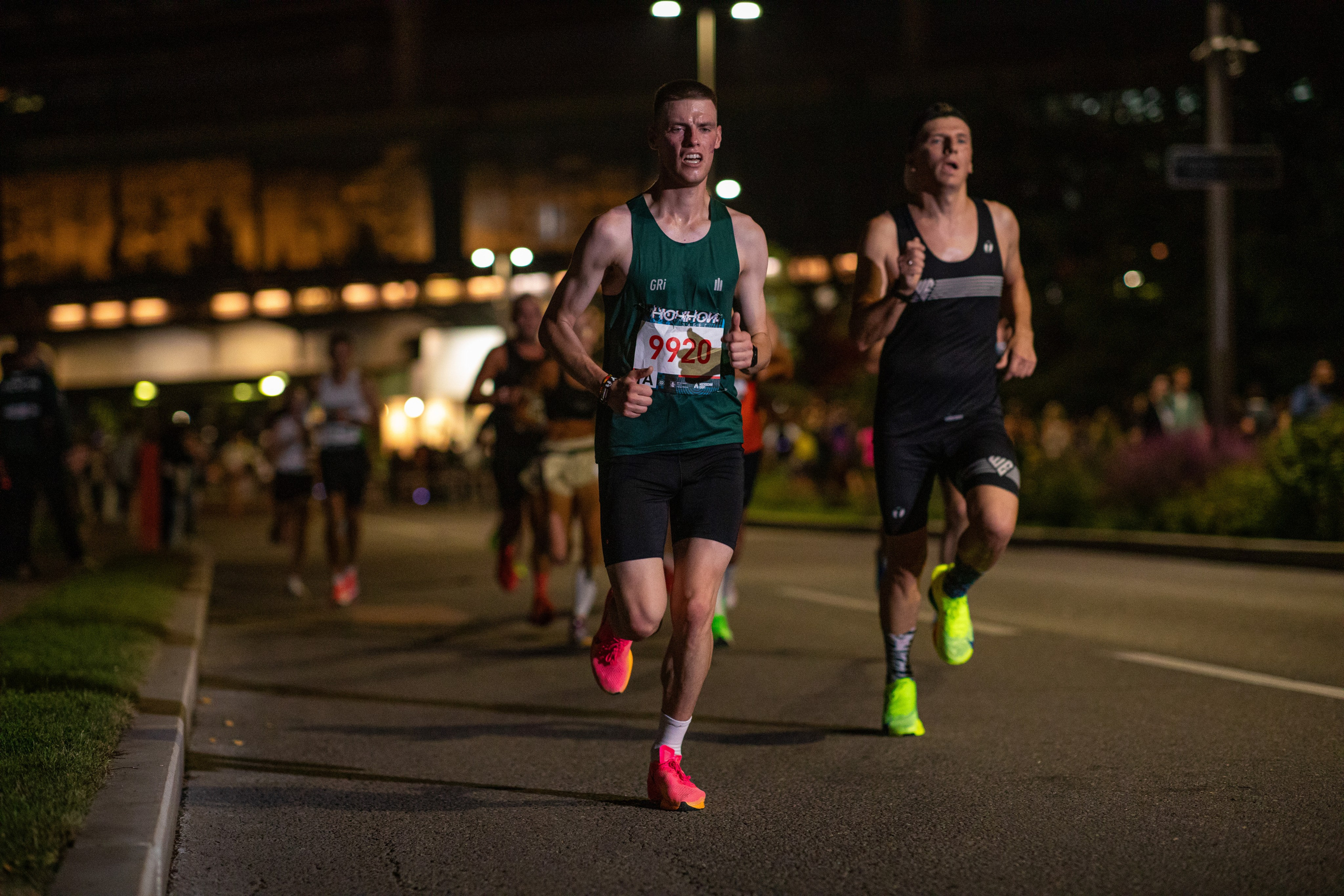 Ночной забег в ленте фотографий бегунов 03.08.24. Фотограф Сергей Ловкий