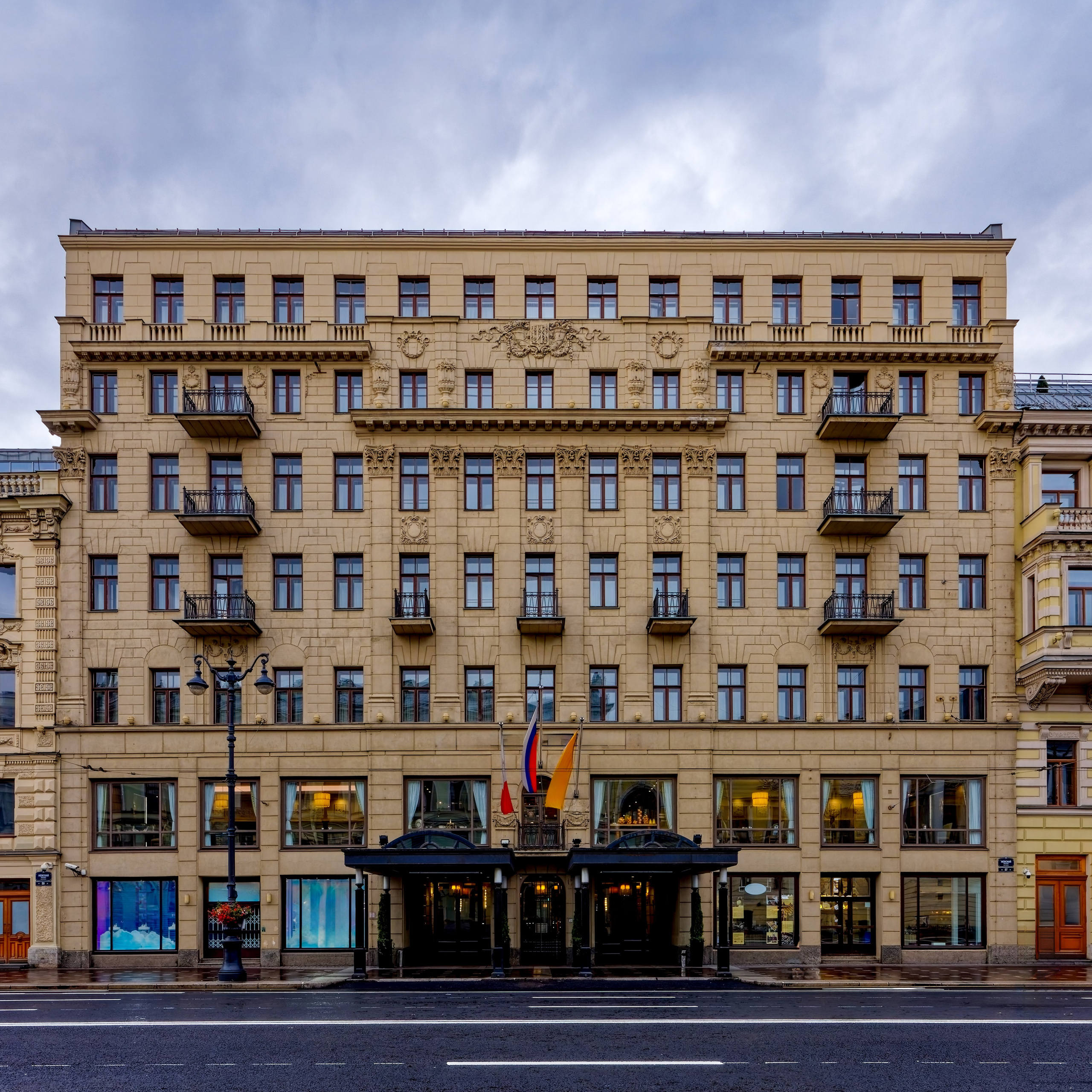 Санкт-Петербург, Невский проспект, дом 57. Дом Ремесленного училища цесаревича Николая (гостиница "Невский Палас"), 1862 год. Архитектор Август Иванович Ланге. 