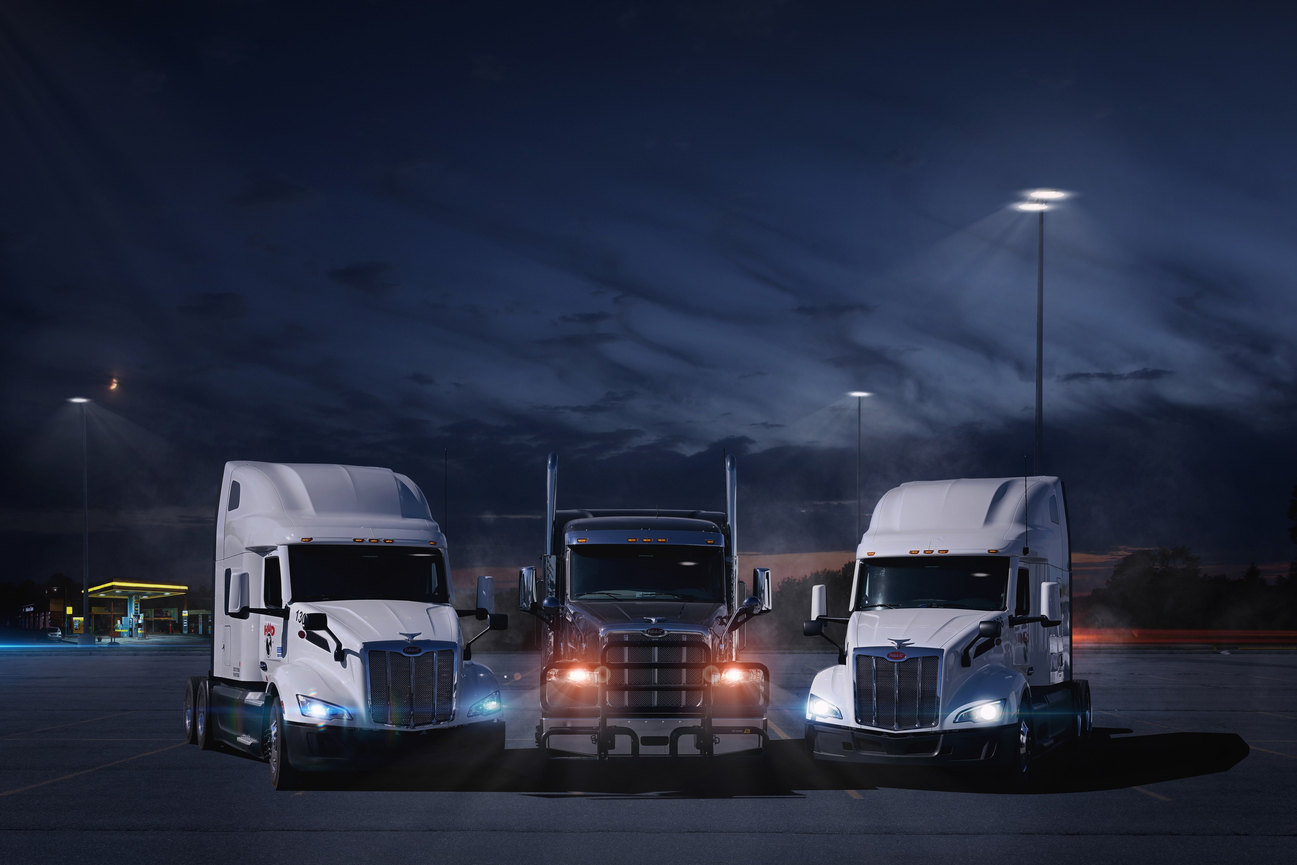 Фотоколлаж. Сборка картинки. Грузовики стоят на стоянке вечером