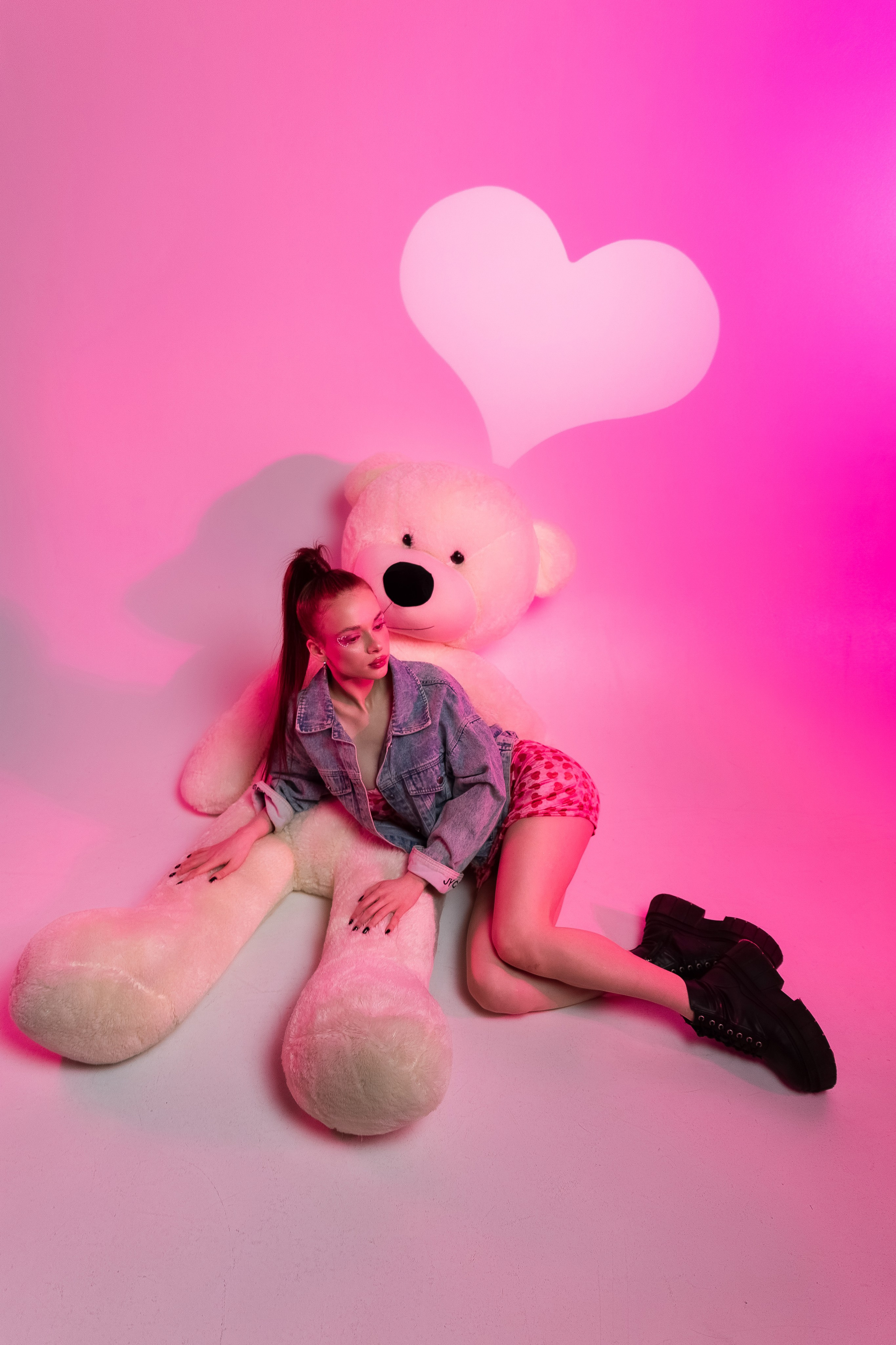 идея фотосессия на 14 февраля, день всех влюблённых, цветной свет, маски габо, 14 февраля, ростовой медведь