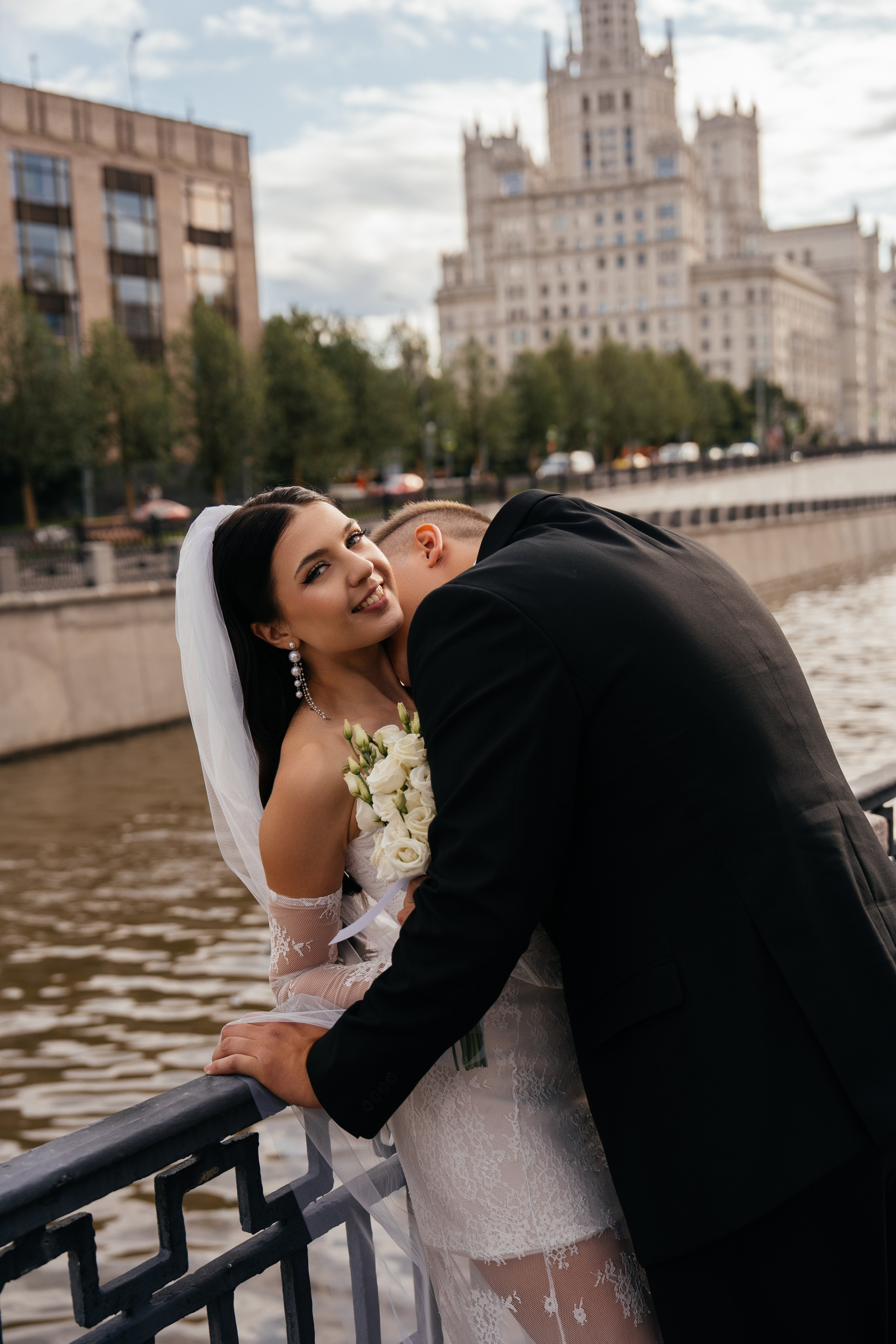 Свадебная фотосессия в Москве у высотки на Котельнической набережной. Свадебный фотограф в Москве Анна Полушина
