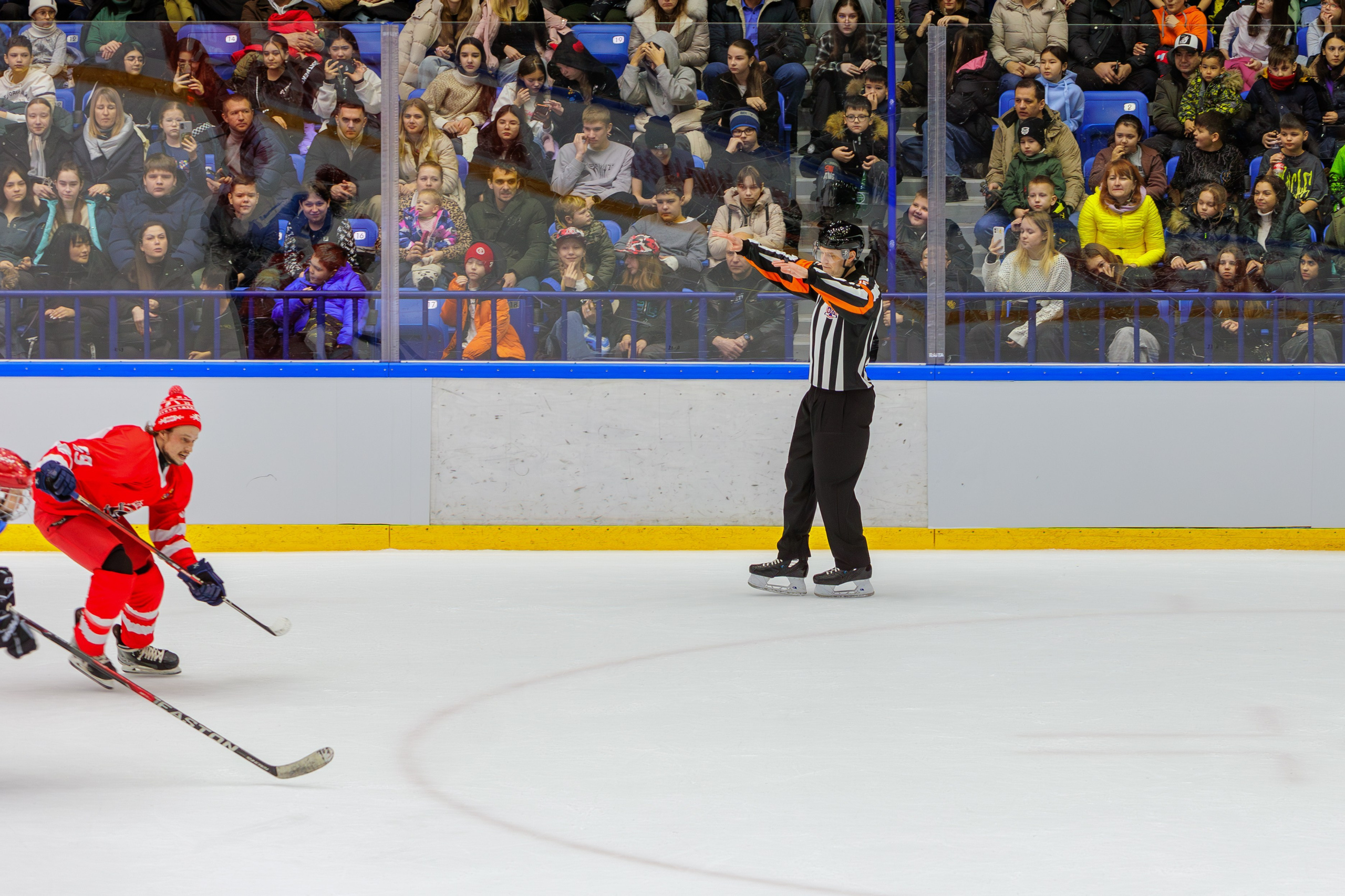 Первый матч Легенд в 2025 году. Выпускные альбомы и школьный фотограф в Подольске, Троицке, Щербинке, Москве и Московской области