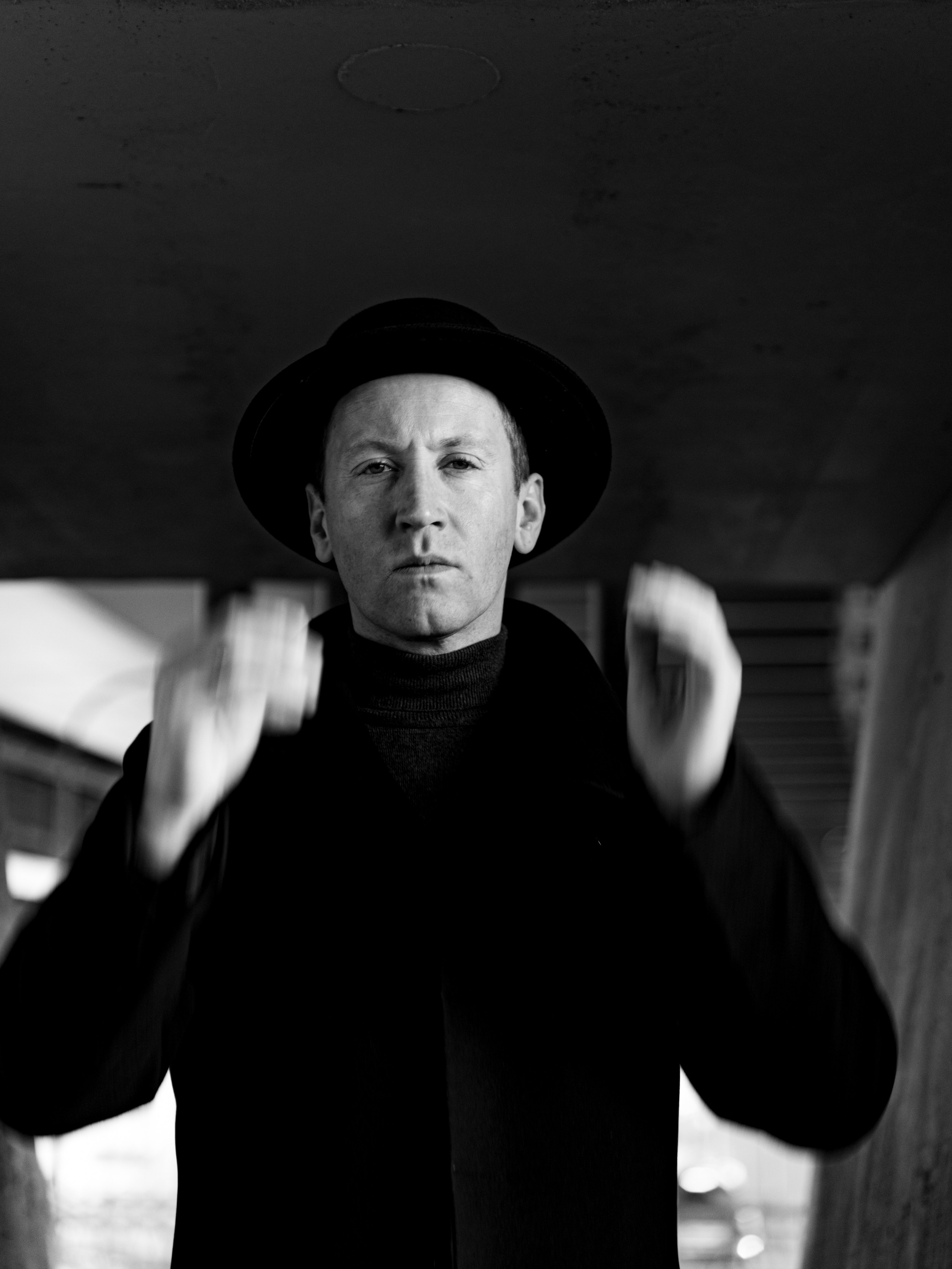 Черно-белый портрет мужчины актера