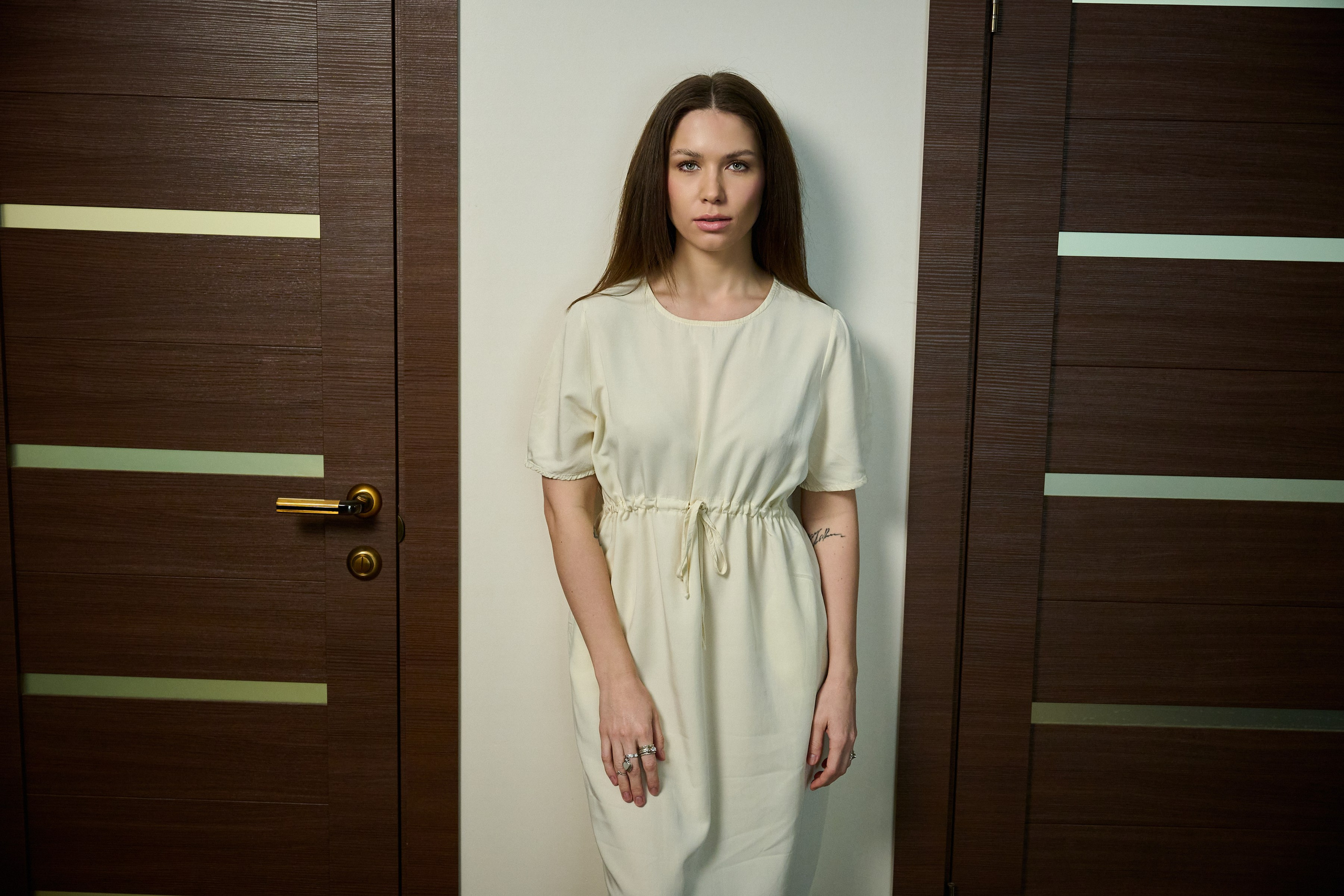 Тихая женская фотография — съёмка без ролей и позирования, где важнее состояние, чем образ