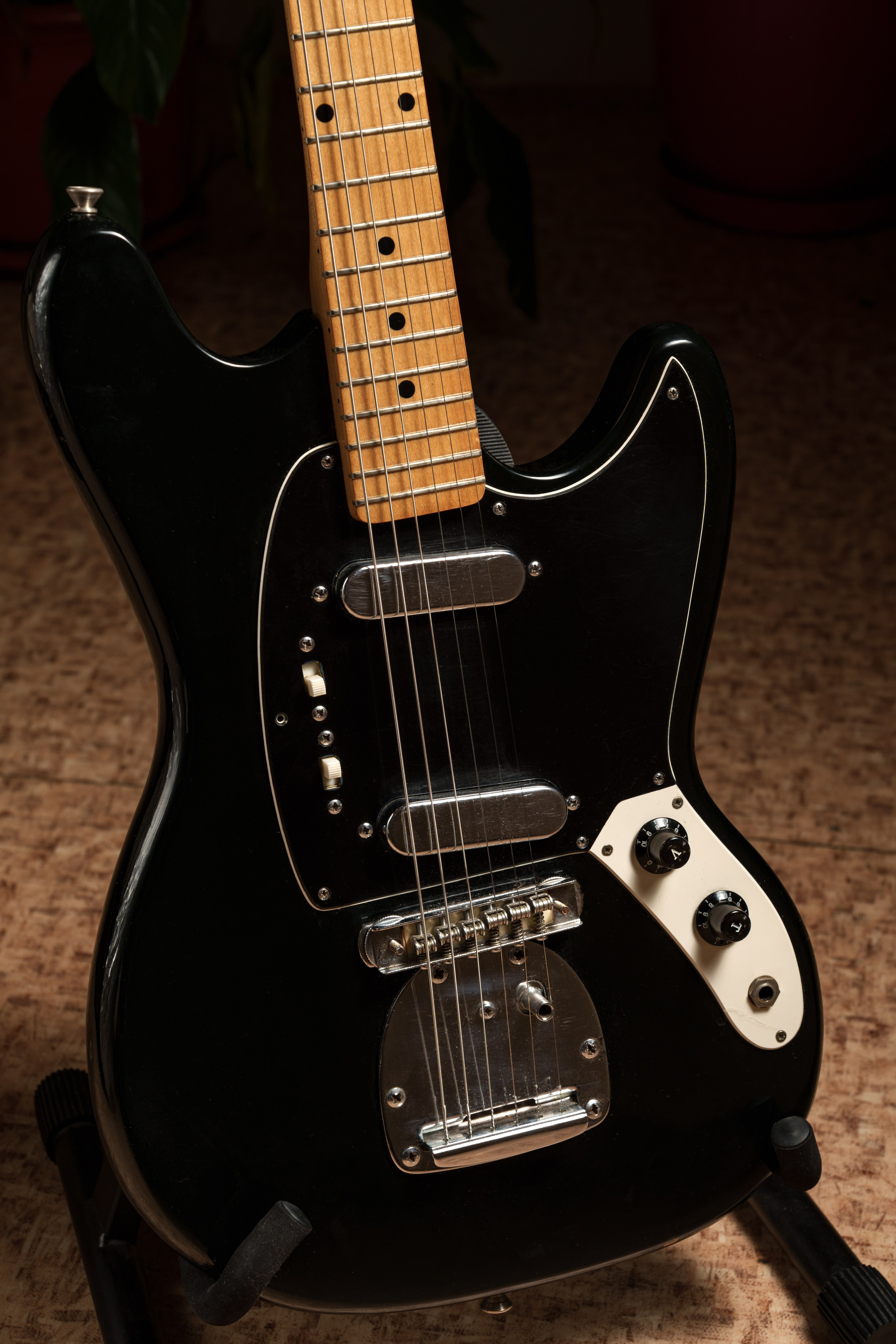 Фотосъемка электрогитар для продажи. Интерьерный фотограф и ретушер в Красноярске Денис Антропов