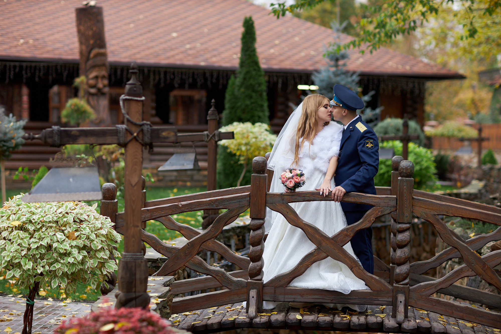 Жених и невеста на мостике