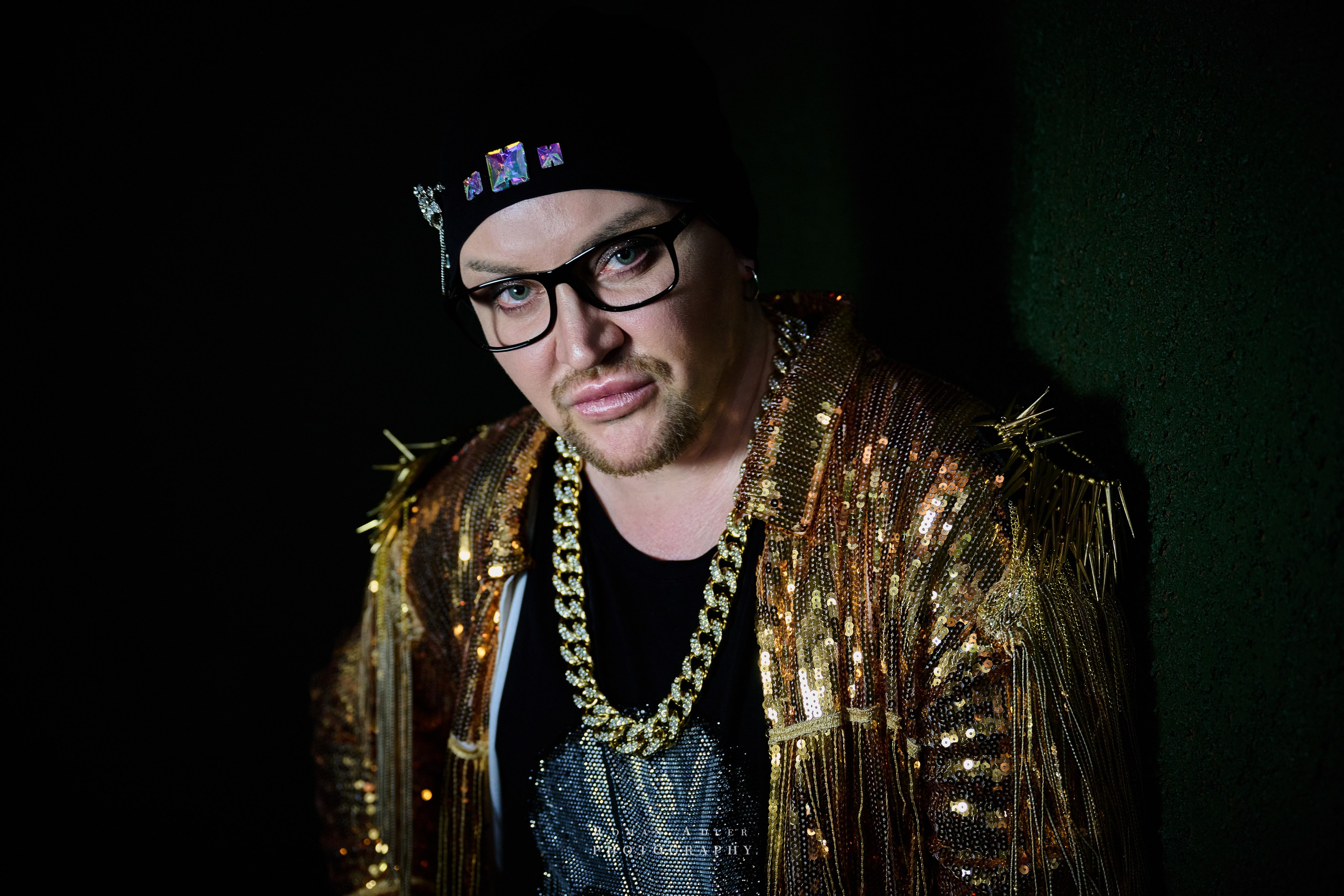 Шоумен Женя Цой. Фотограф Роман Адлер