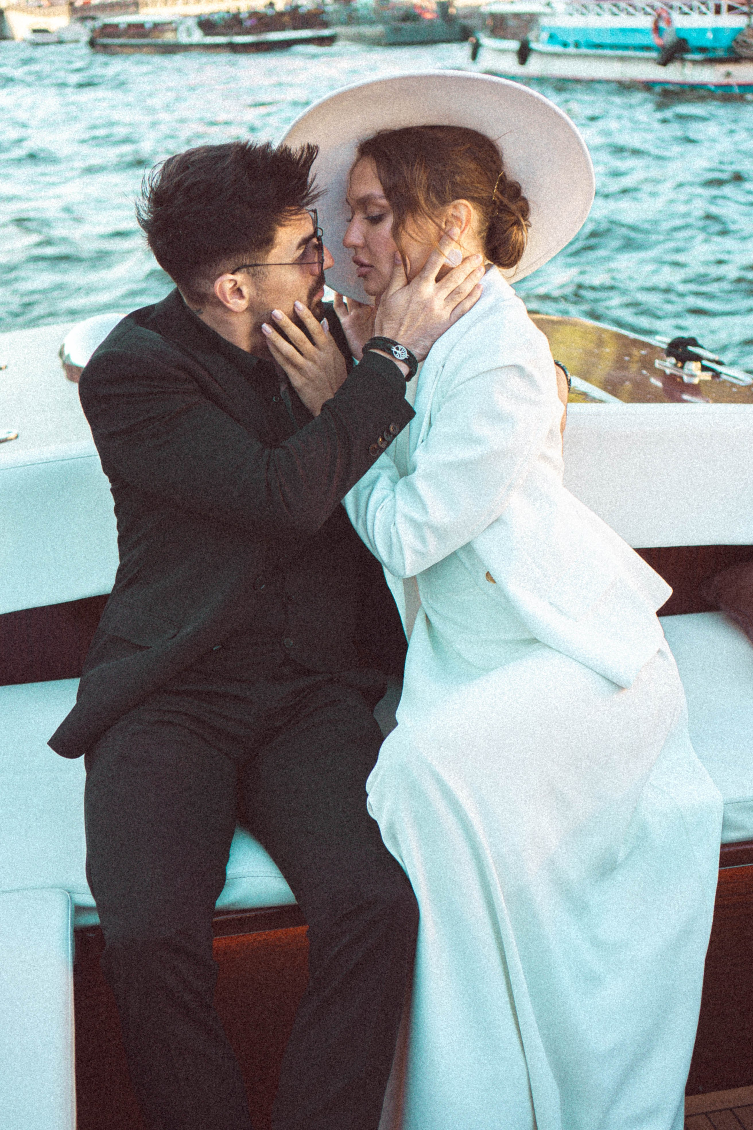 СВАДЕНБНАЯ СЬЕМКА НА КАТЕРЕ ПО КАНАЛАМ САНКТ-ПЕТЕРБУРГА И В АКВАТОРИИ НЕВЫ. Профессиональный фотограф, Санкт-Петербург — Виктория Богомолова