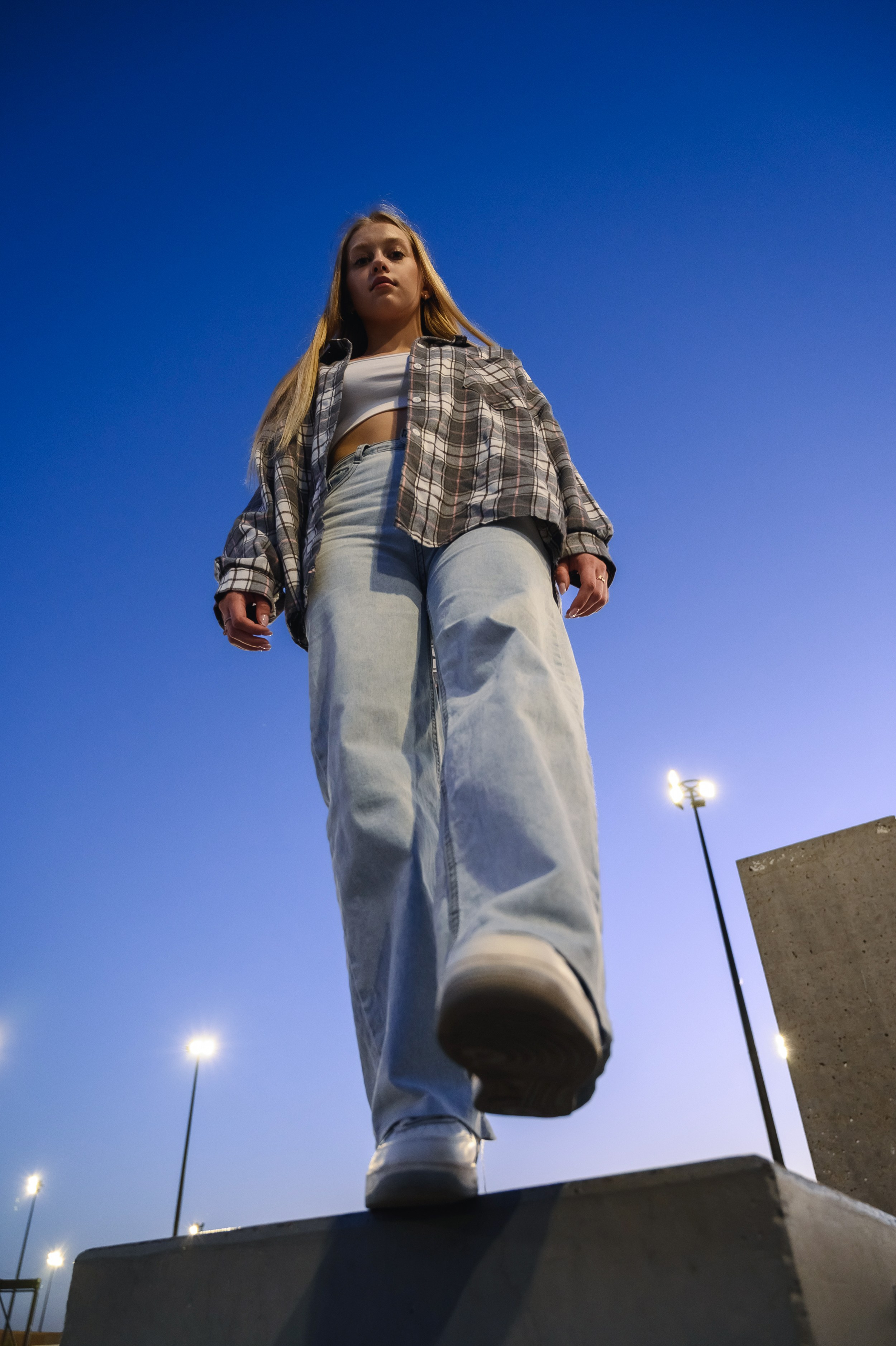 Девушка в вечернем свете на фоне городской геометрии URAM парка в Казани