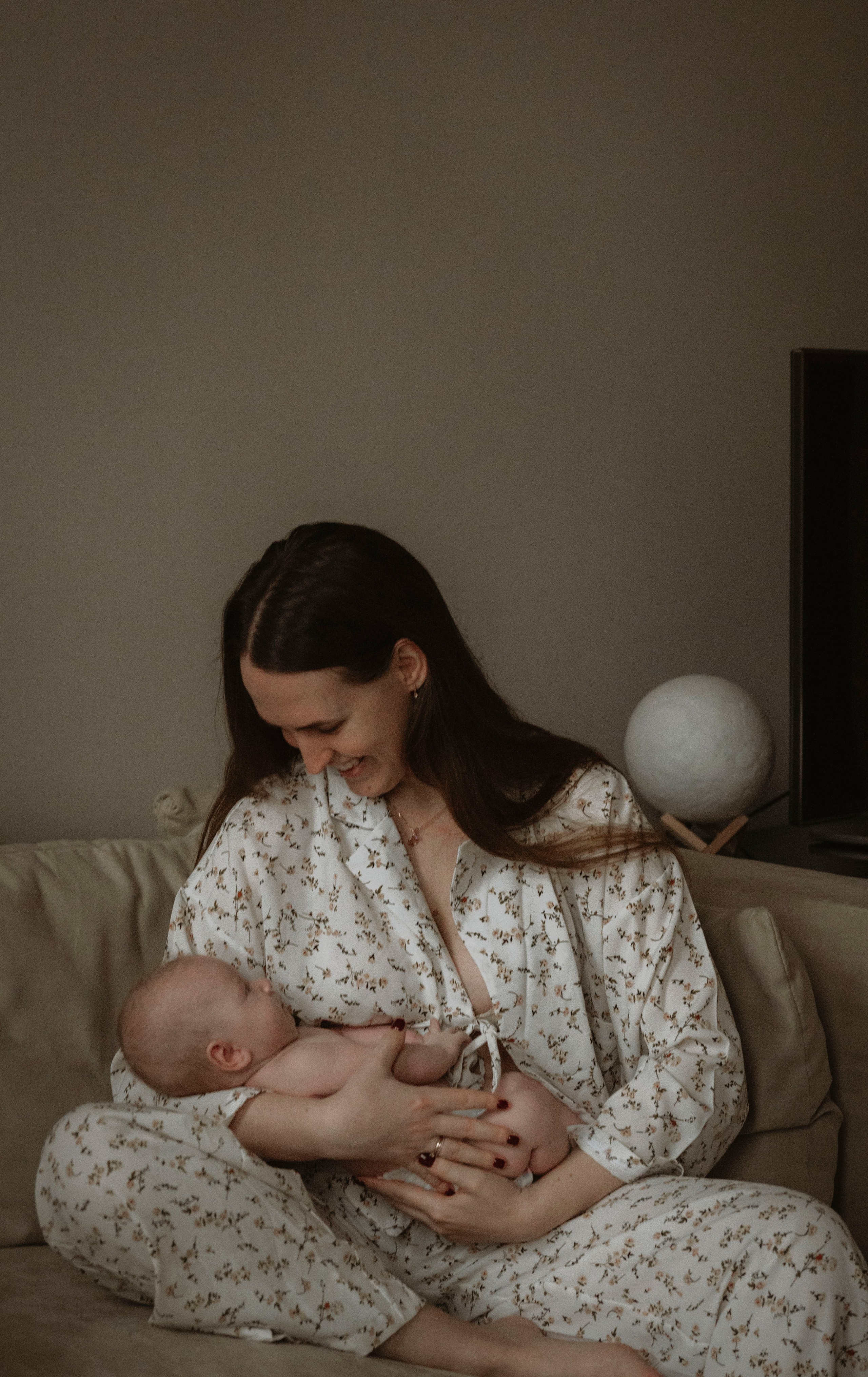 Семейная домашняя фотосессия. Профессиональный фотограф беременности в СПБ. Стильные фотосессии беременности в стиле минимализм и классическая фотография