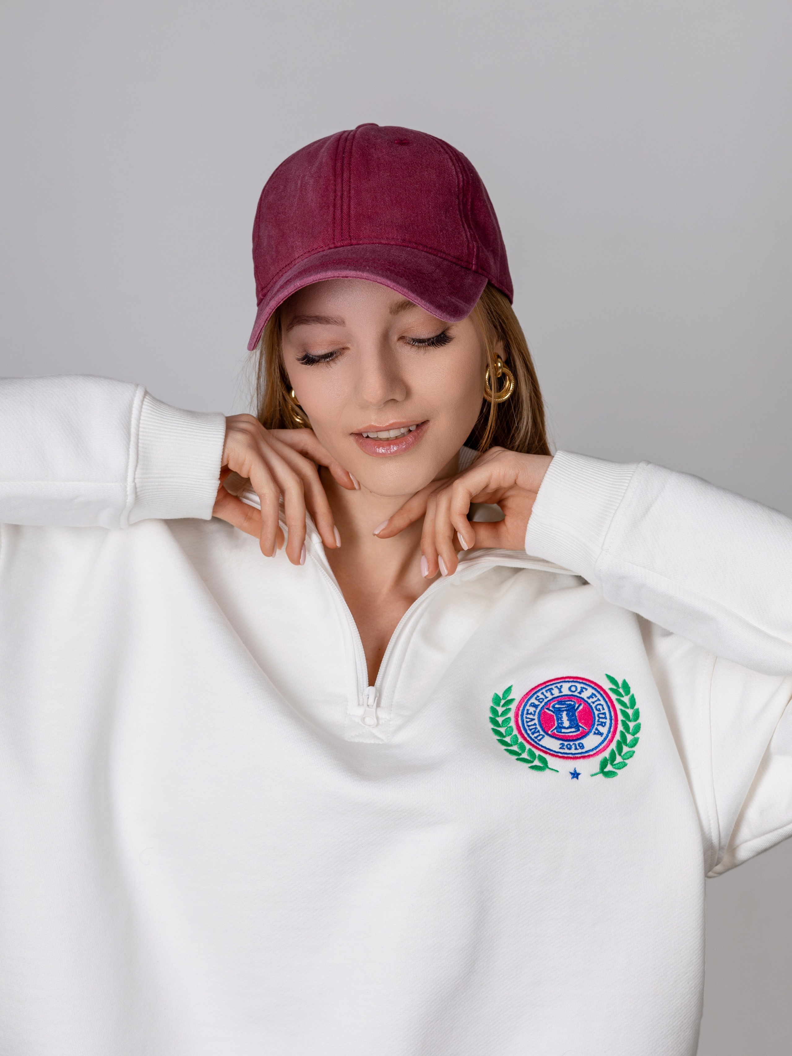 На портрете у девушки в белой кофте одета кепка малинового цвета.