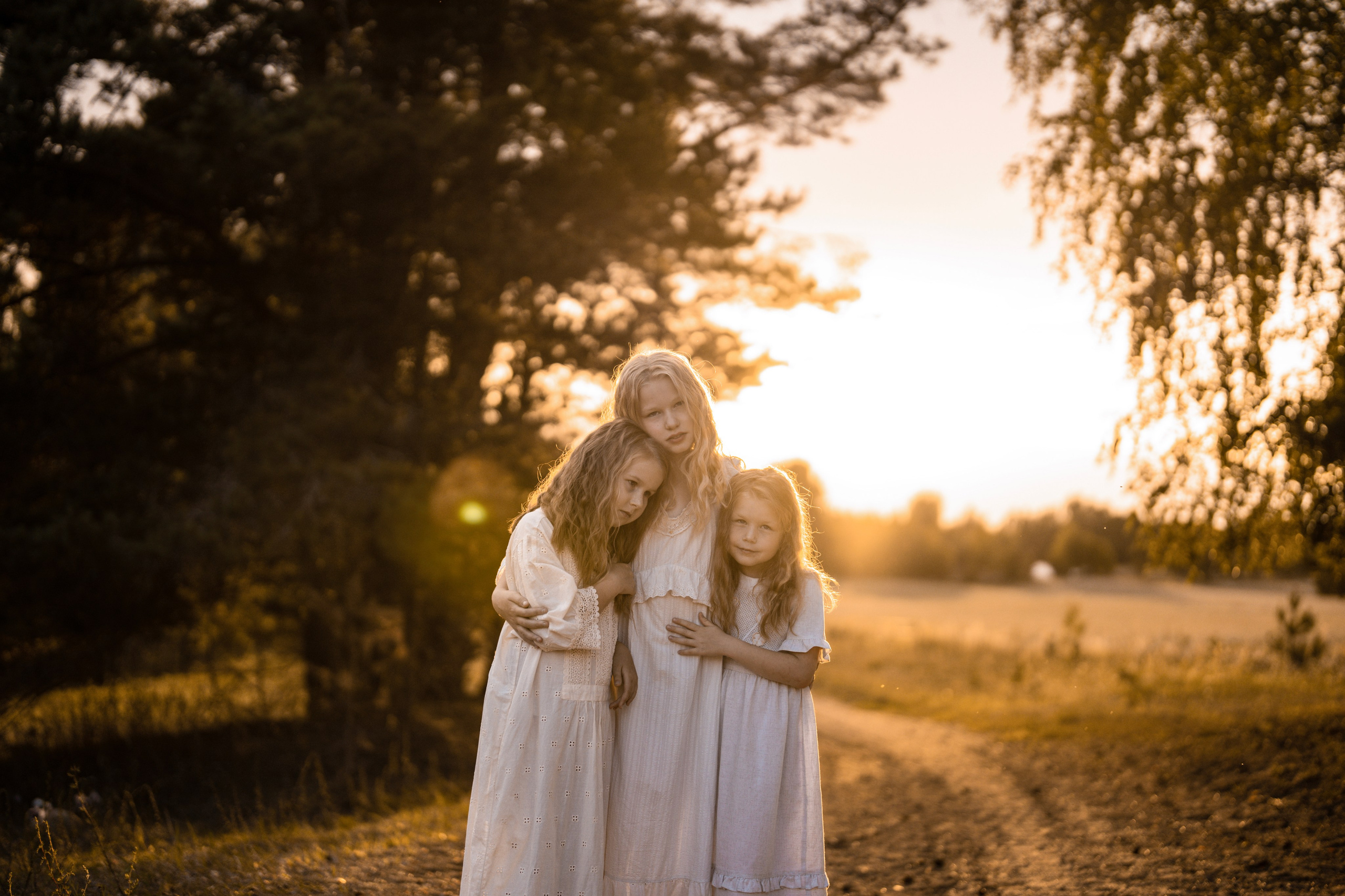 Фотосессия для сестер на природе в винтажном стиле.