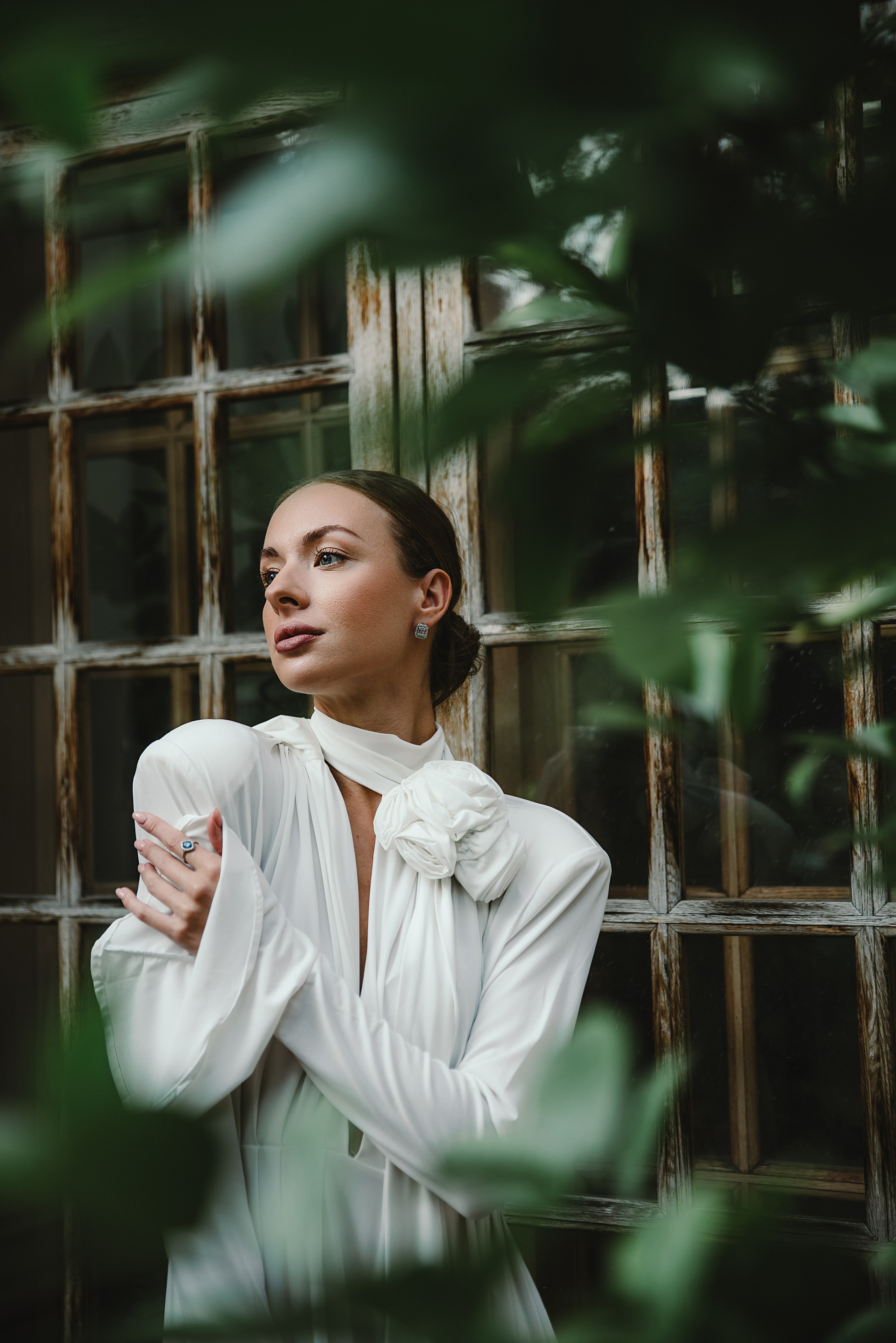 Портретная фотосессия девушки в летнем саду