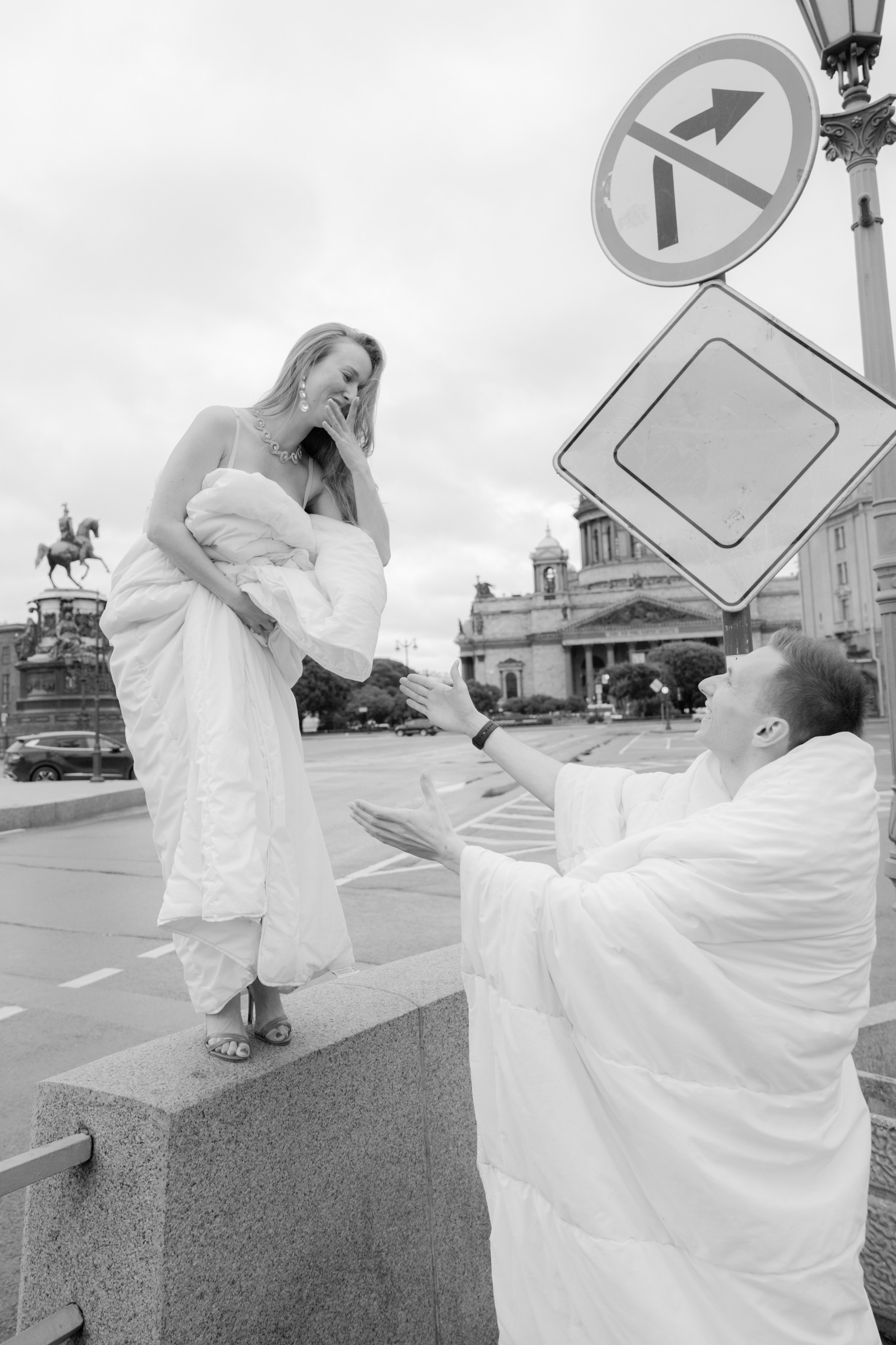 Лавстори прогулка в одеялах по ночному городу летом в Санкт-Петербурге. Фотограф в Санкт-Петербурге Вагнер Юлия