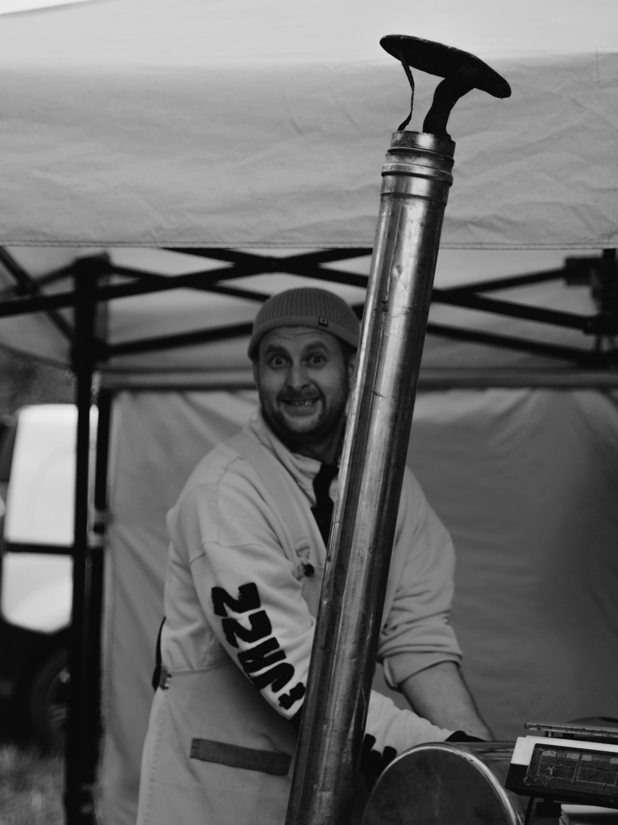 Мужчина жарит шашлык и поёт.