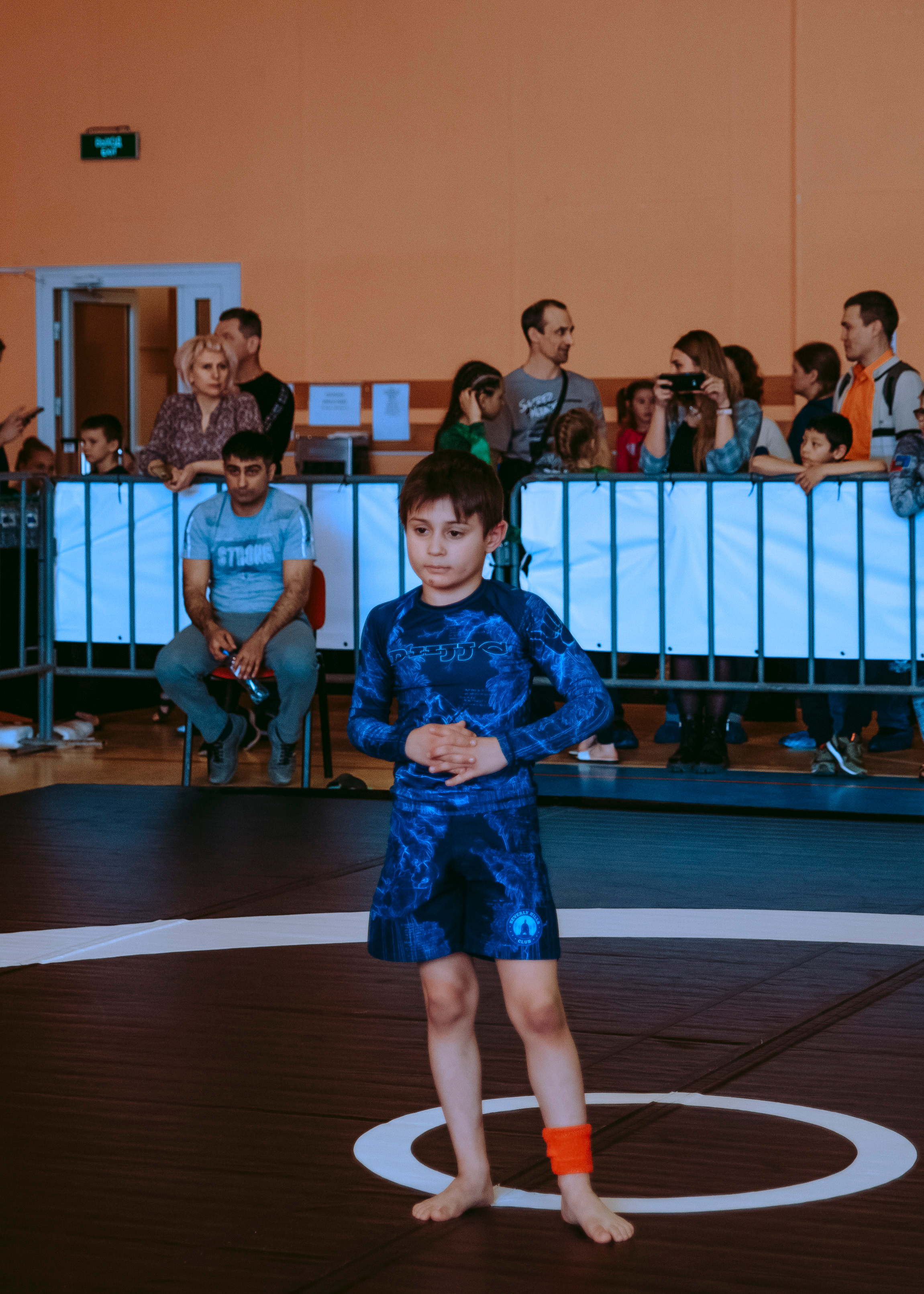 Эмоциональные фото борьбы на спортивных соревнованиях.