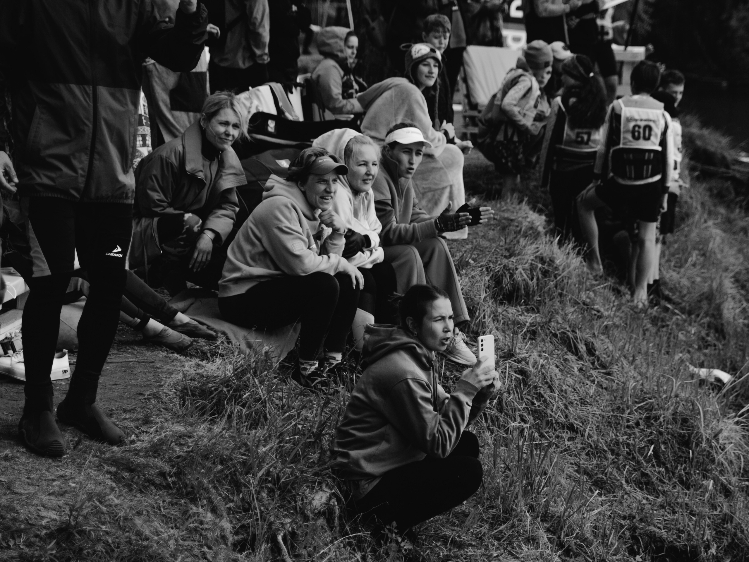 Болельщики на берегу на соревнованиях по сап-сёрфингу.
