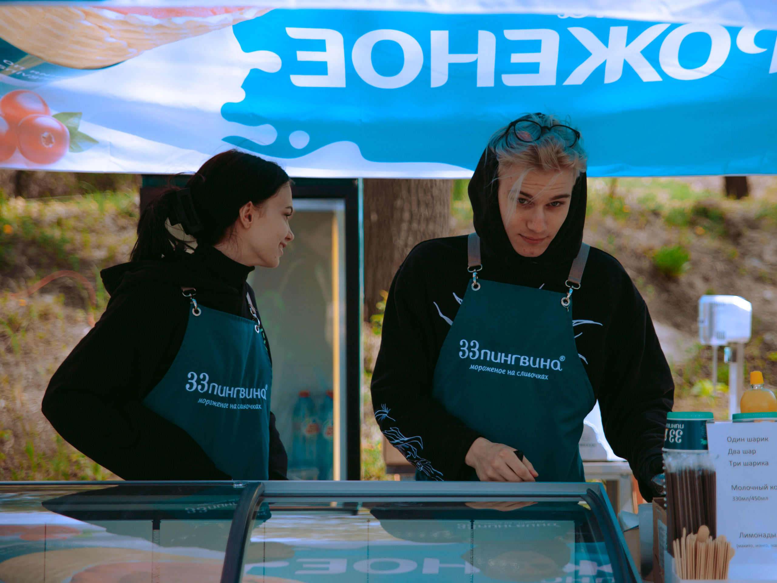 Парень и девушка делают мороженое.