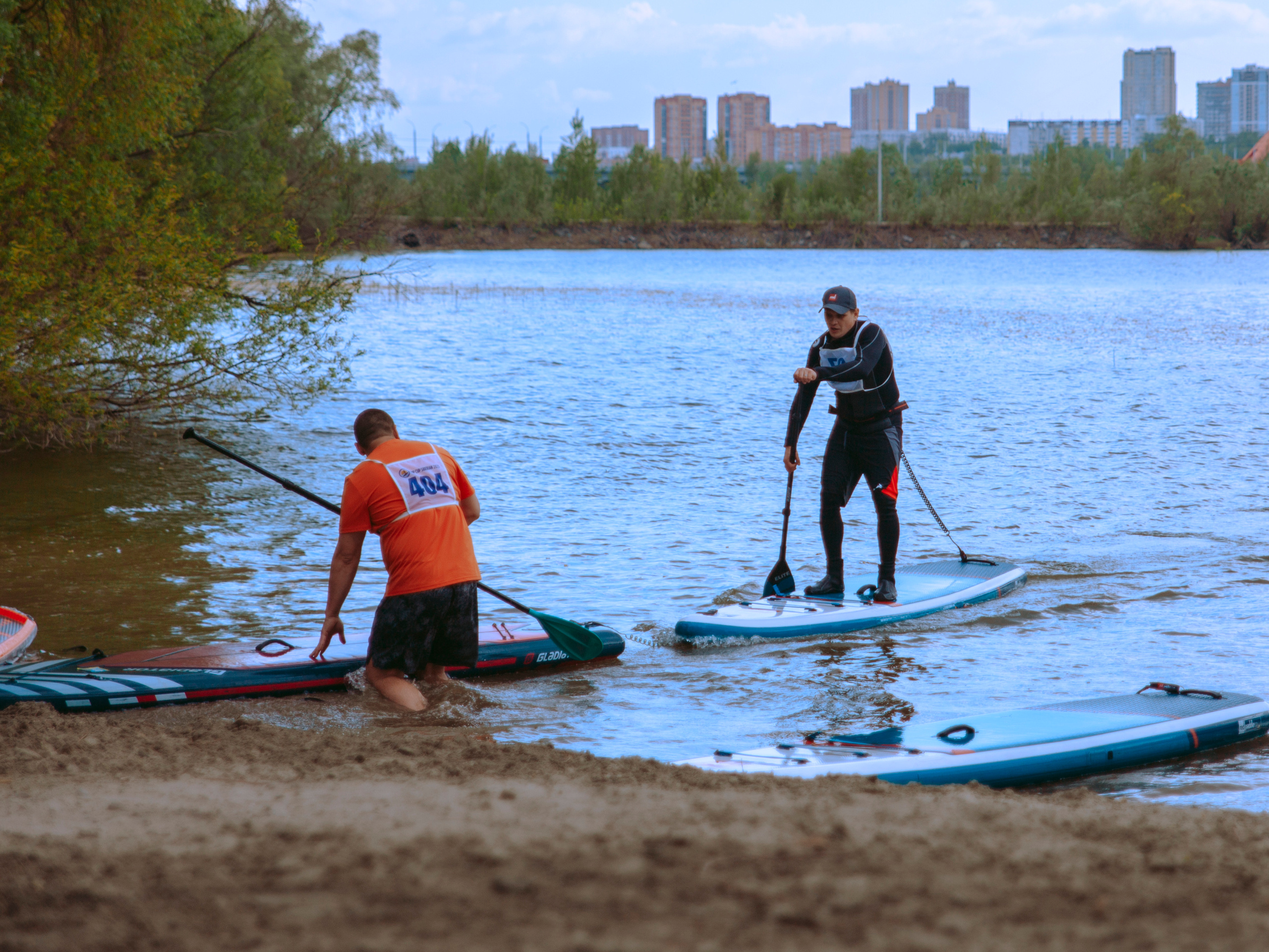 Соревнования по сап-серфингу в Новосибирске.