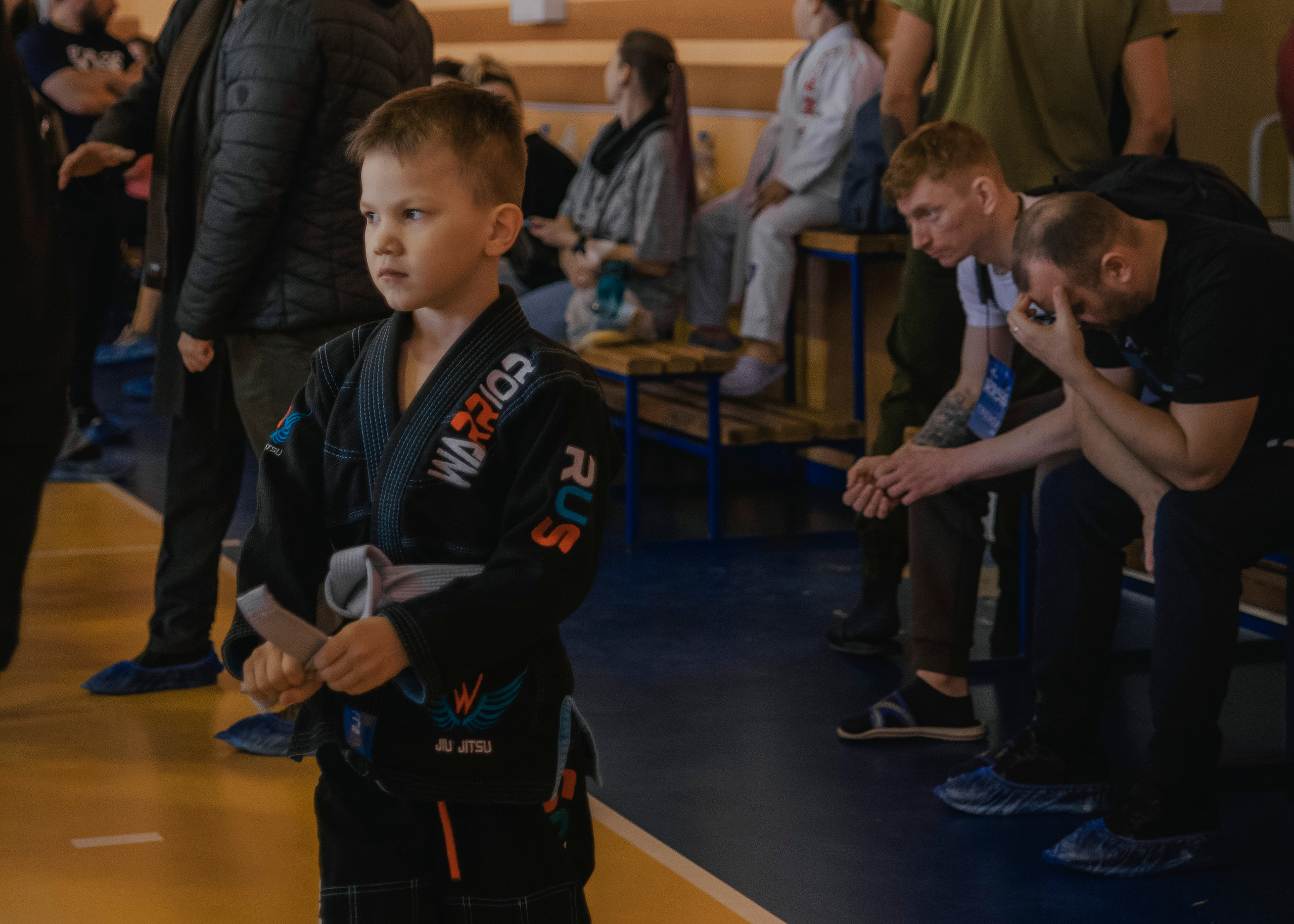 Маленький ребенок мальчик каратист.