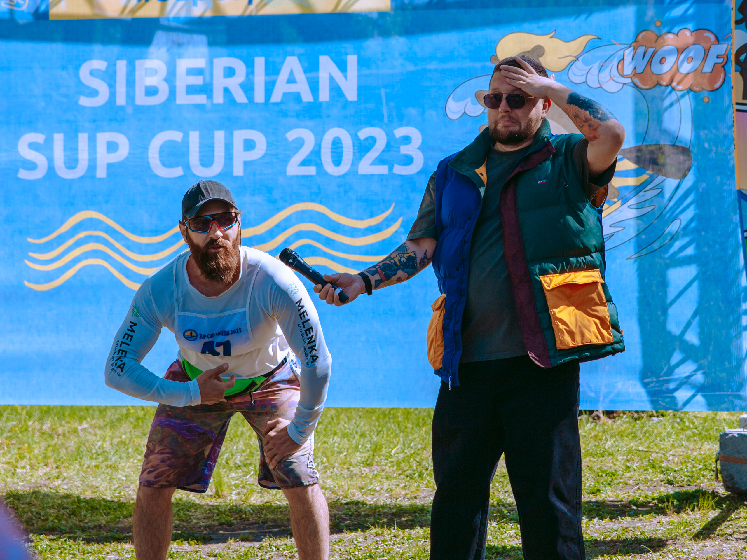 Зарядка на свежем воздухе в парке.